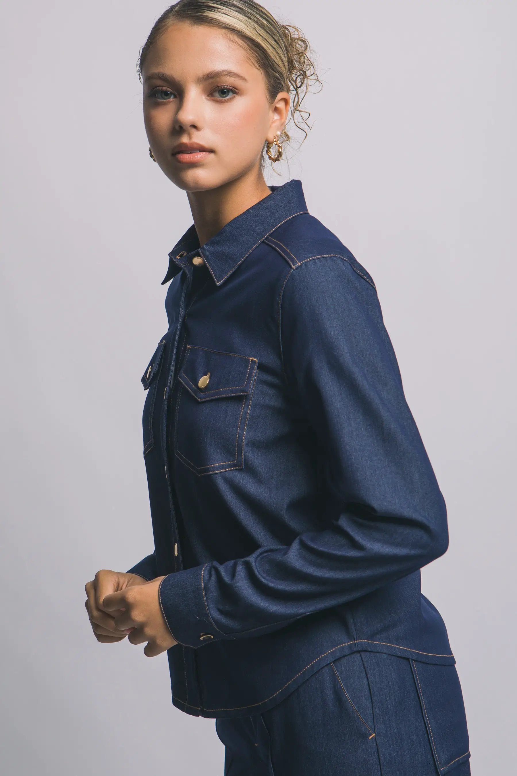 Camisa Blusa Tipo Mezclilla de Manga Larga con Botones Dorados para Mujer by LOVE TREE