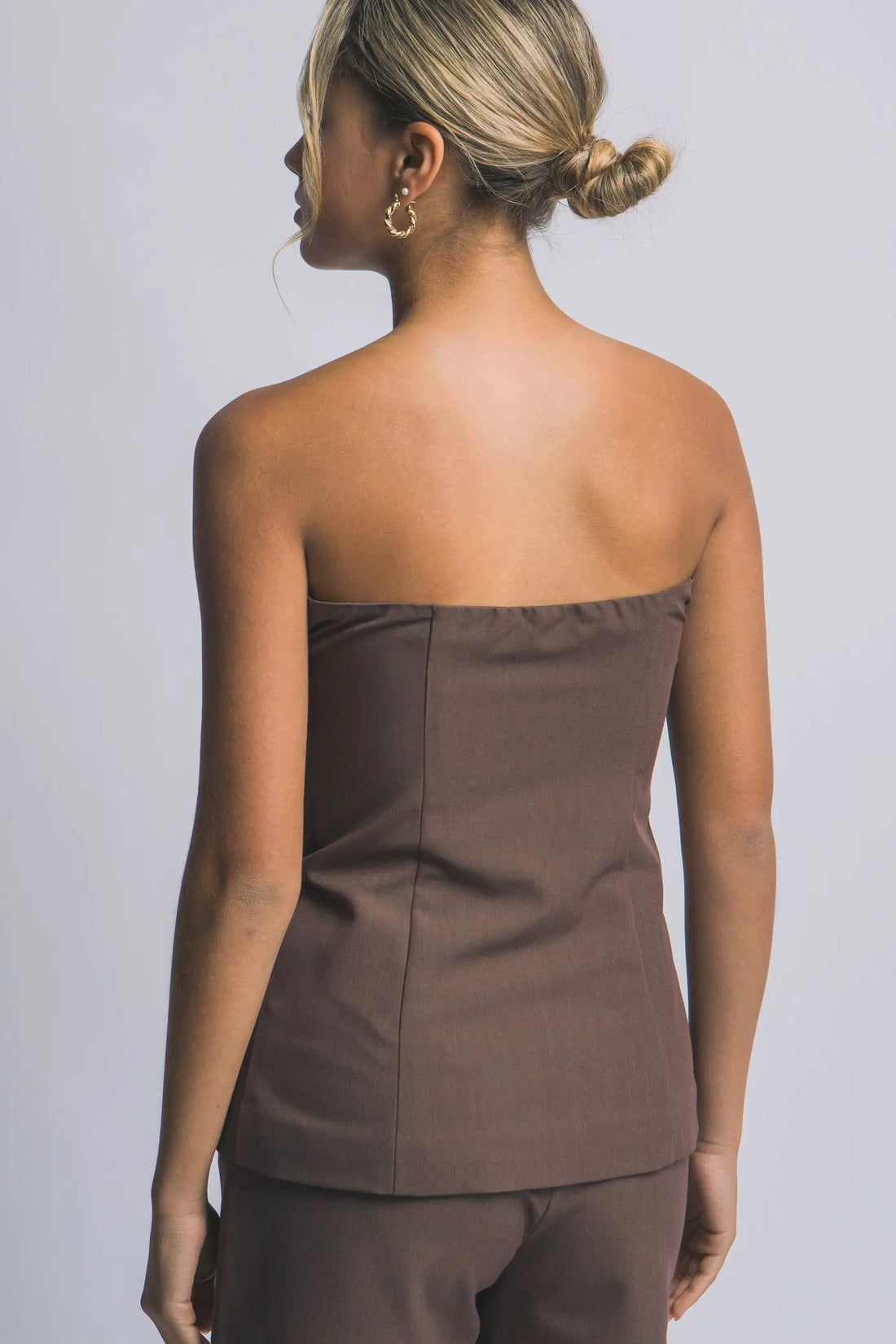 Top Blusa Cafe Sin Tirantes con Botones Dorados by LOVE TREE