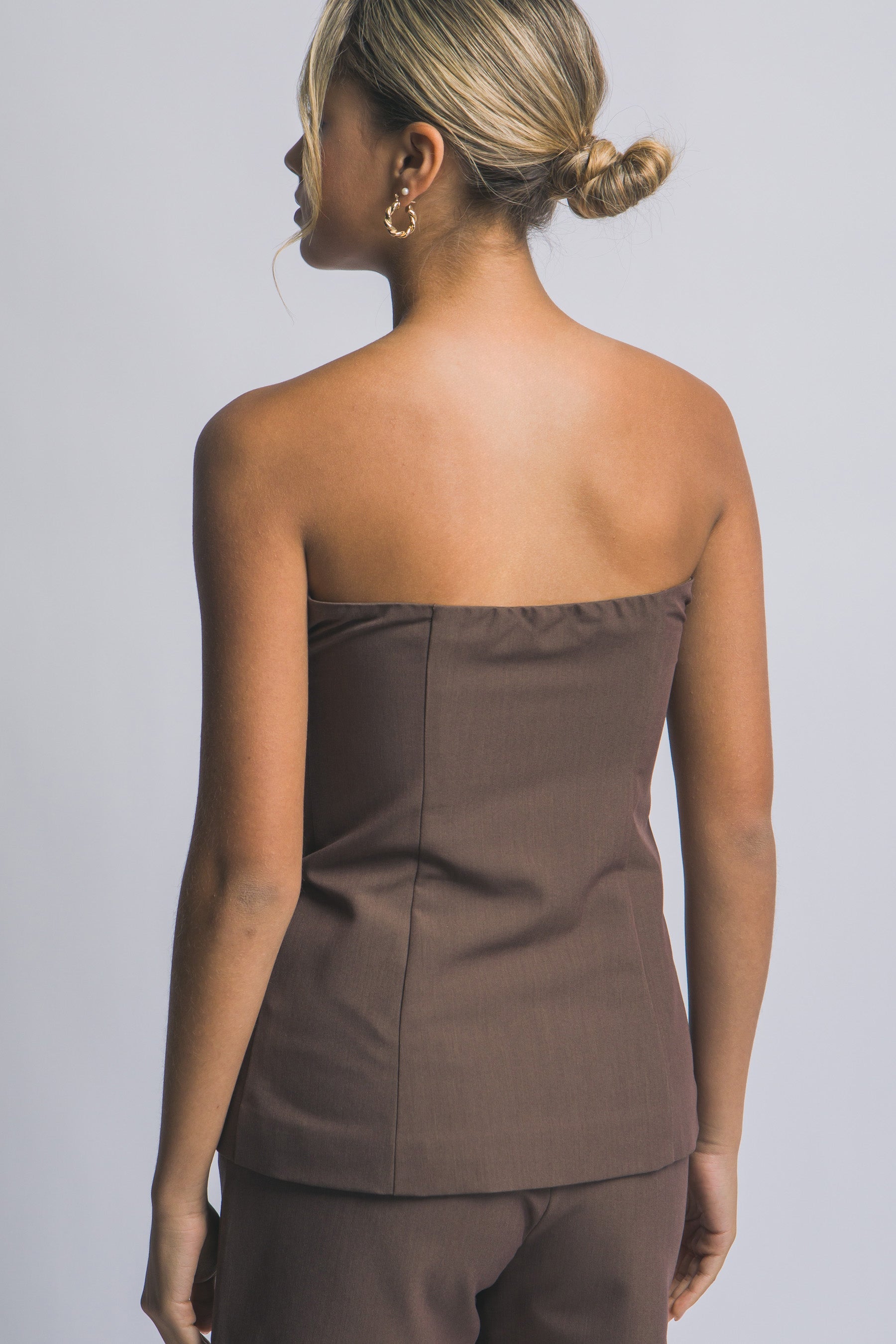 Top Tubo Strapless Marrón con Botones Dorados y Dobladillo Abierto | Elegancia Boutique