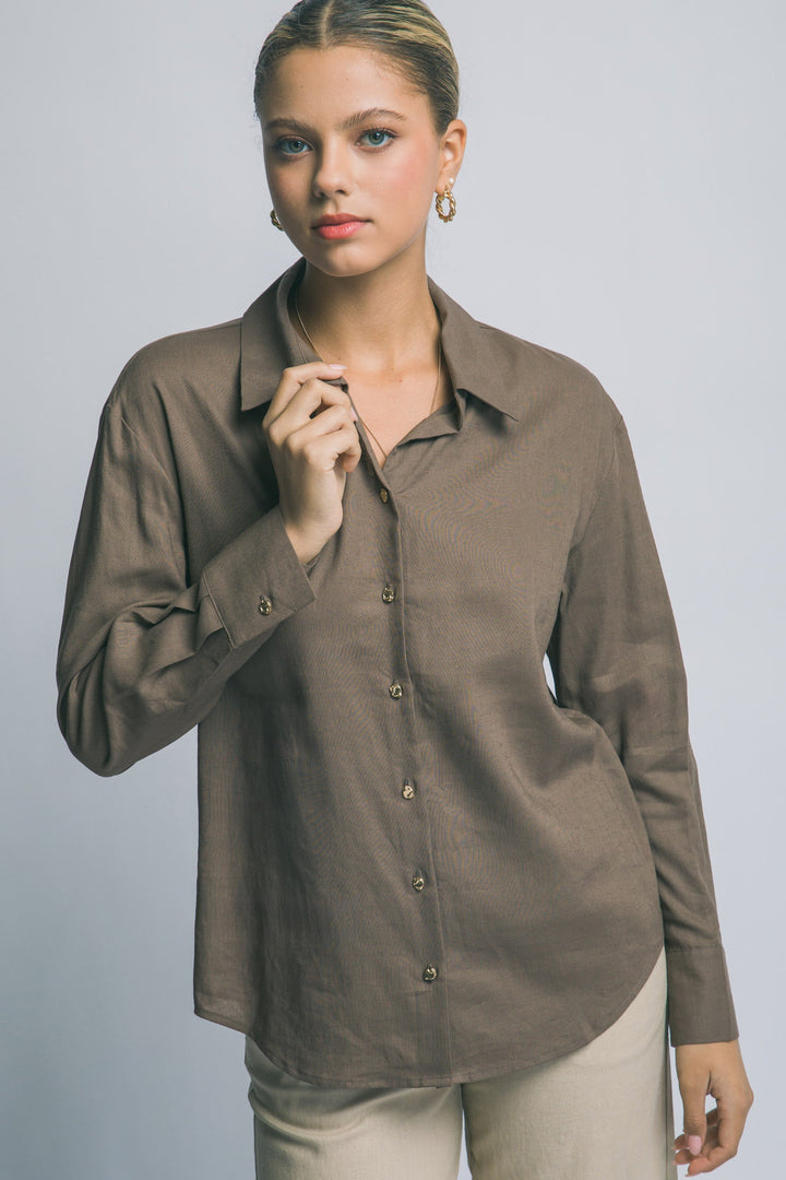 Camisa de Lino Oversized con Botones Dorados – Elegancia Relajada y Atemporal
