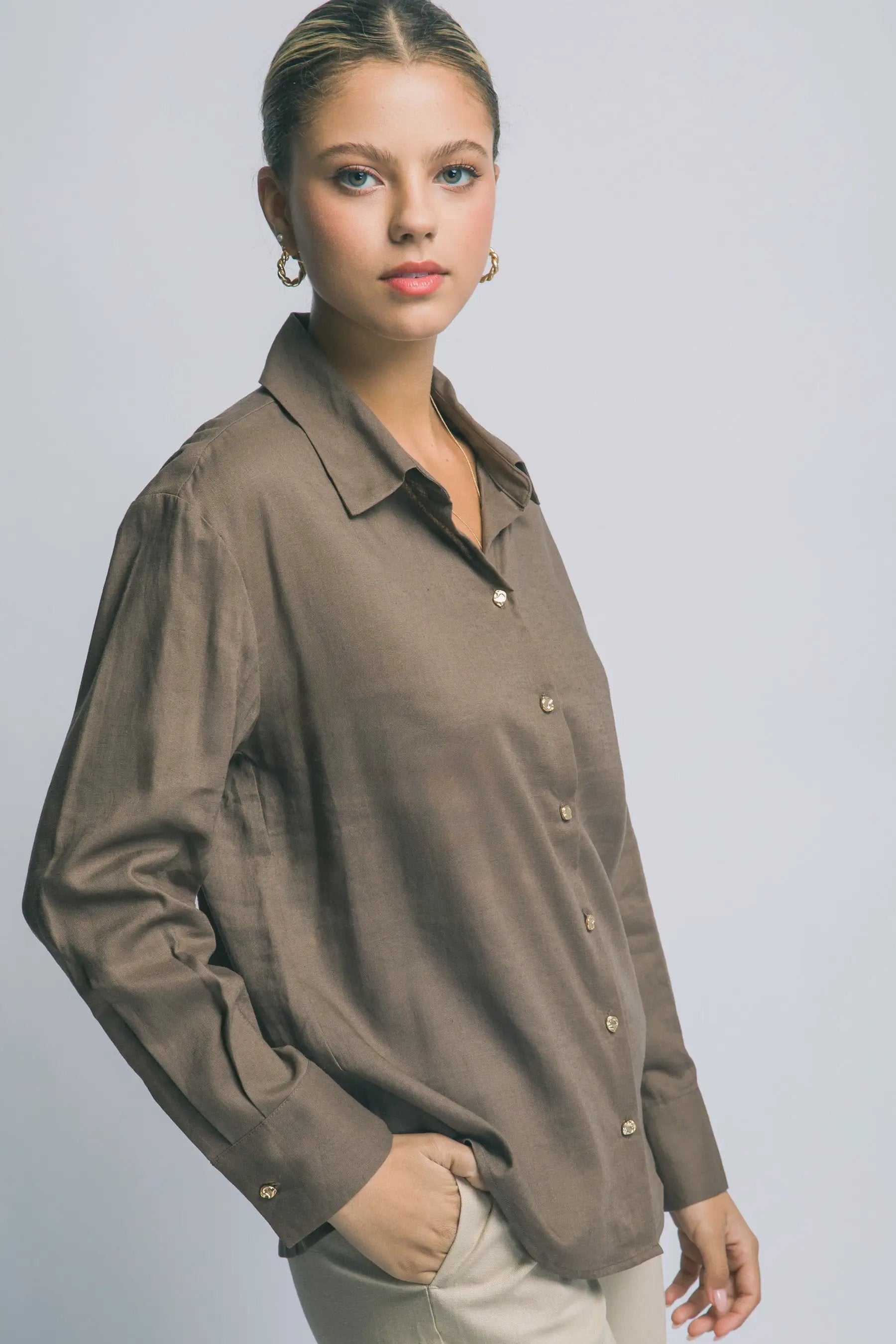 Camisa Blusa Cafe de Manga Larga Cuello Clásico y Botones Dorados, Estilo Oversized by LOVE TREE