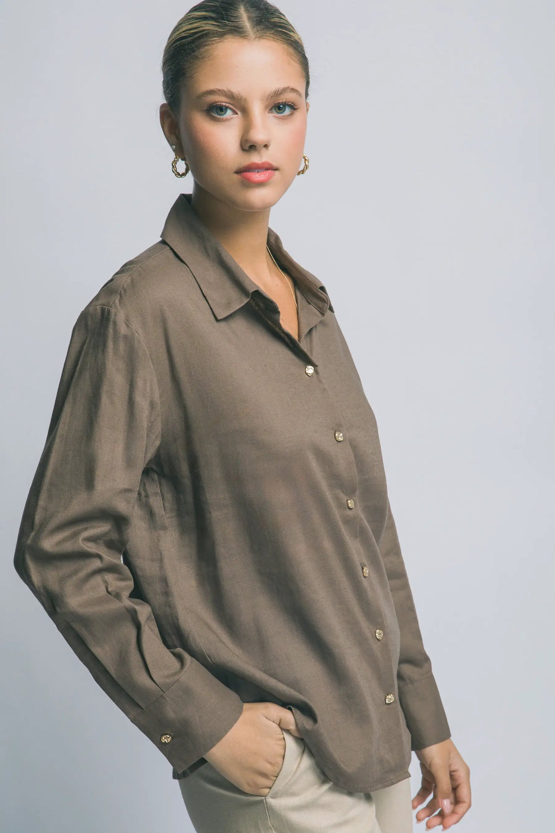 Camisa Blusa Cafe de Manga Larga Cuello Clásico y Botones Dorados, Estilo Oversized by LOVE TREE