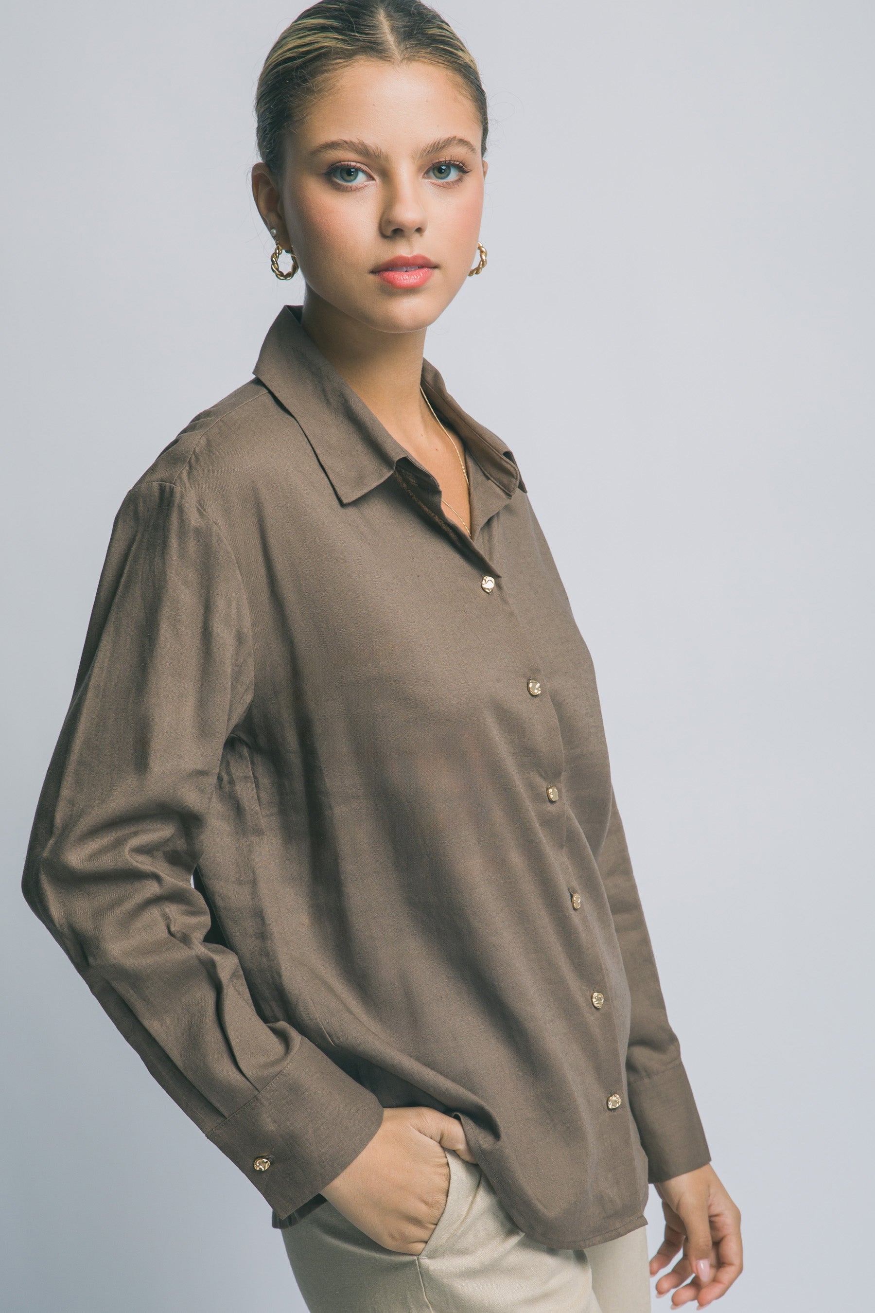 Camisa de Lino Oversized con Botones Dorados – Elegancia Relajada y Atemporal
