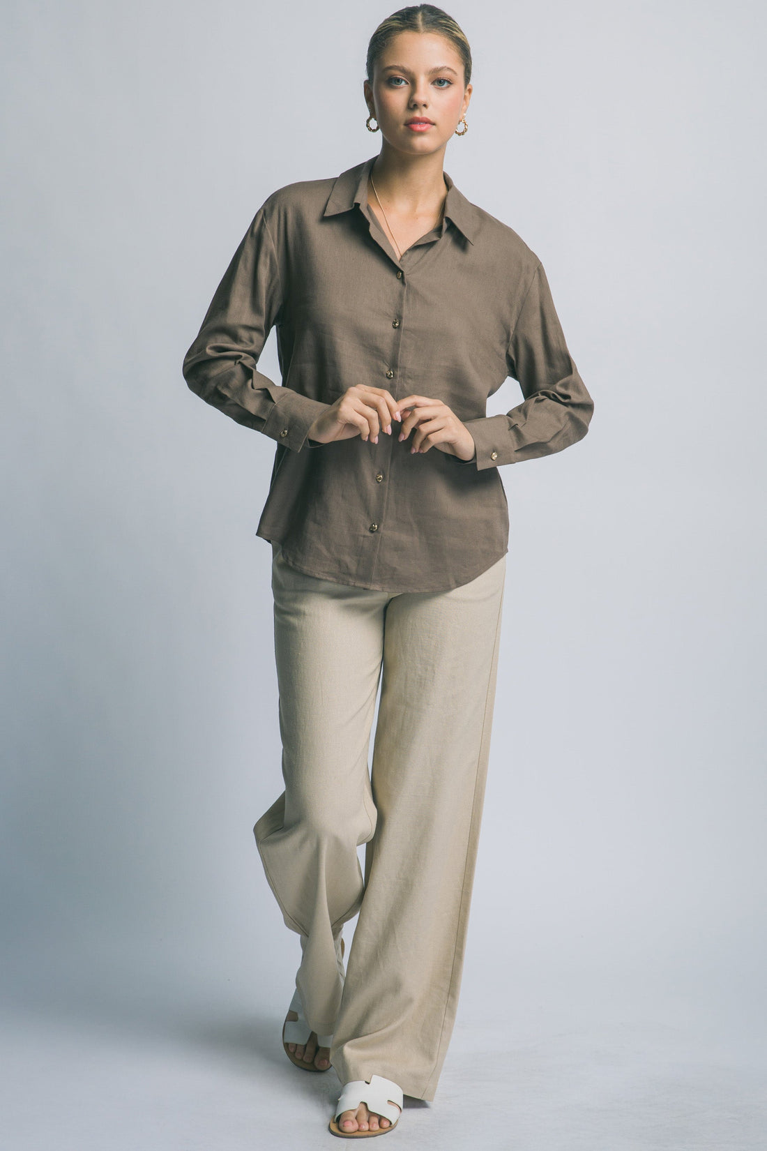 Camisa de Lino Oversized con Botones Dorados – Elegancia Relajada y Atemporal