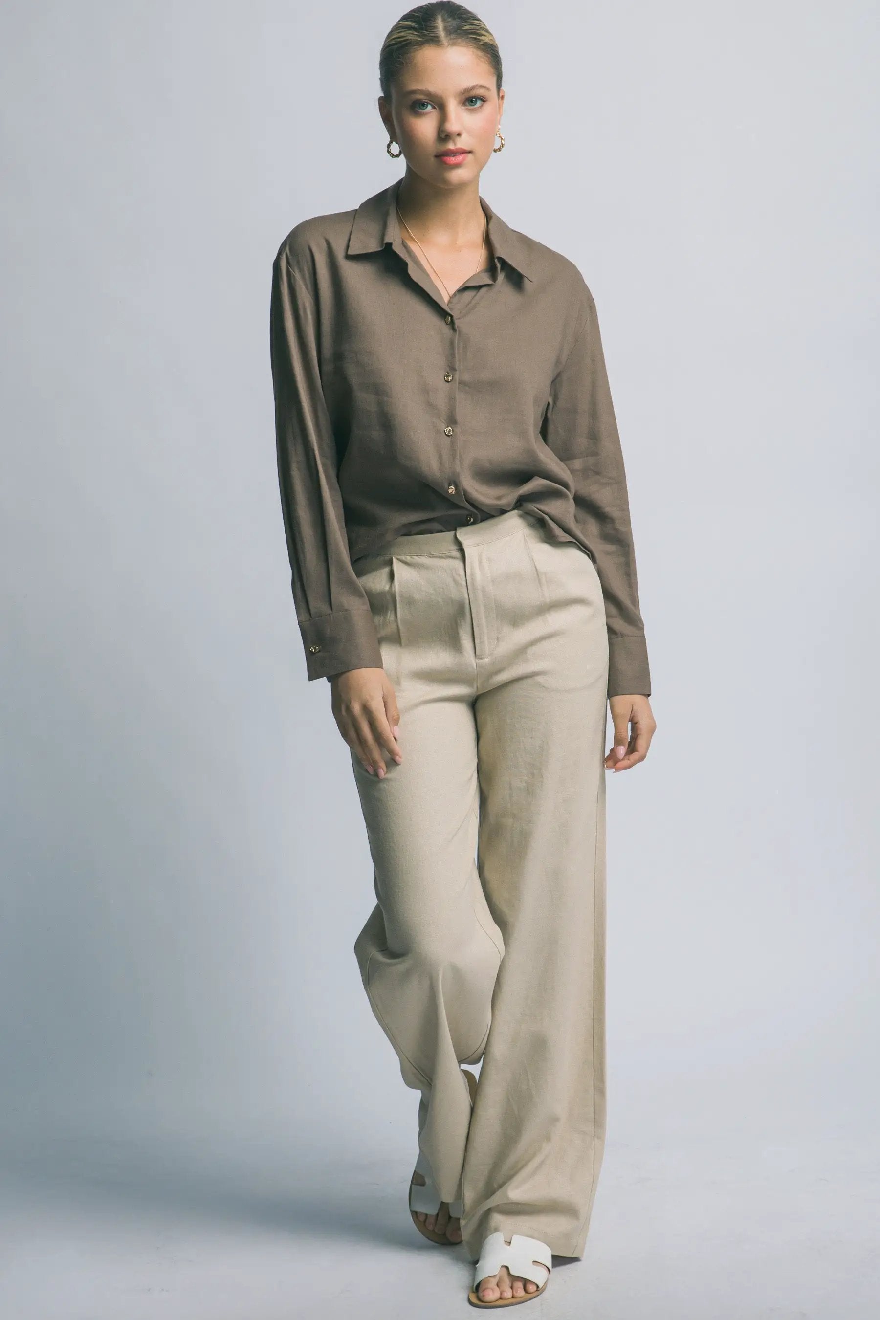 Camisa Blusa Cafe de Manga Larga Cuello Clásico y Botones Dorados, Estilo Oversized by LOVE TREE