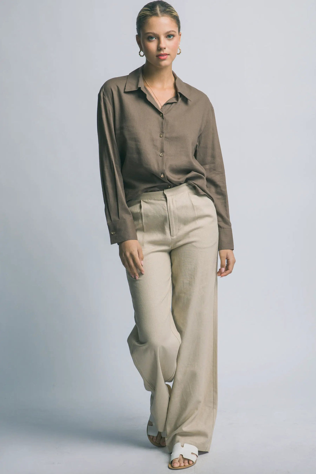 Camisa Blusa Cafe de Manga Larga Cuello Clásico y Botones Dorados, Estilo Oversized by LOVE TREE