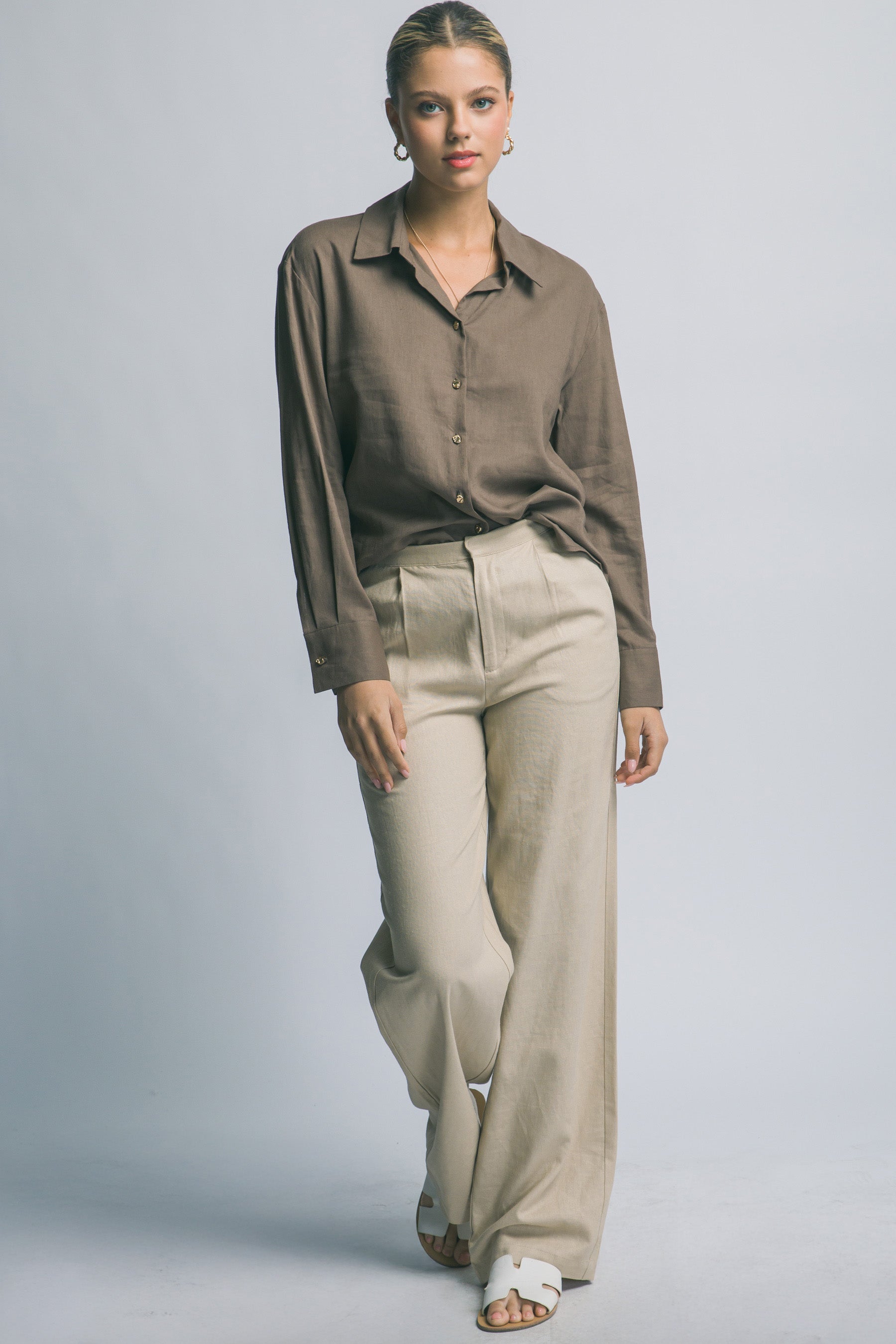 Camisa de Lino Oversized con Botones Dorados – Elegancia Relajada y Atemporal