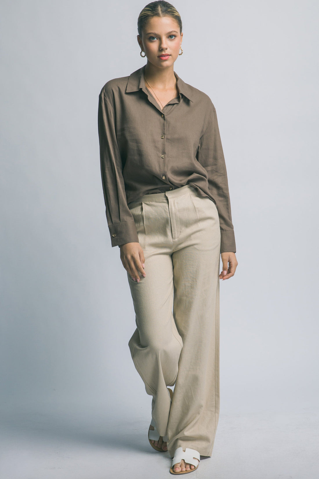 Camisa de Lino Oversized con Botones Dorados – Elegancia Relajada y Atemporal
