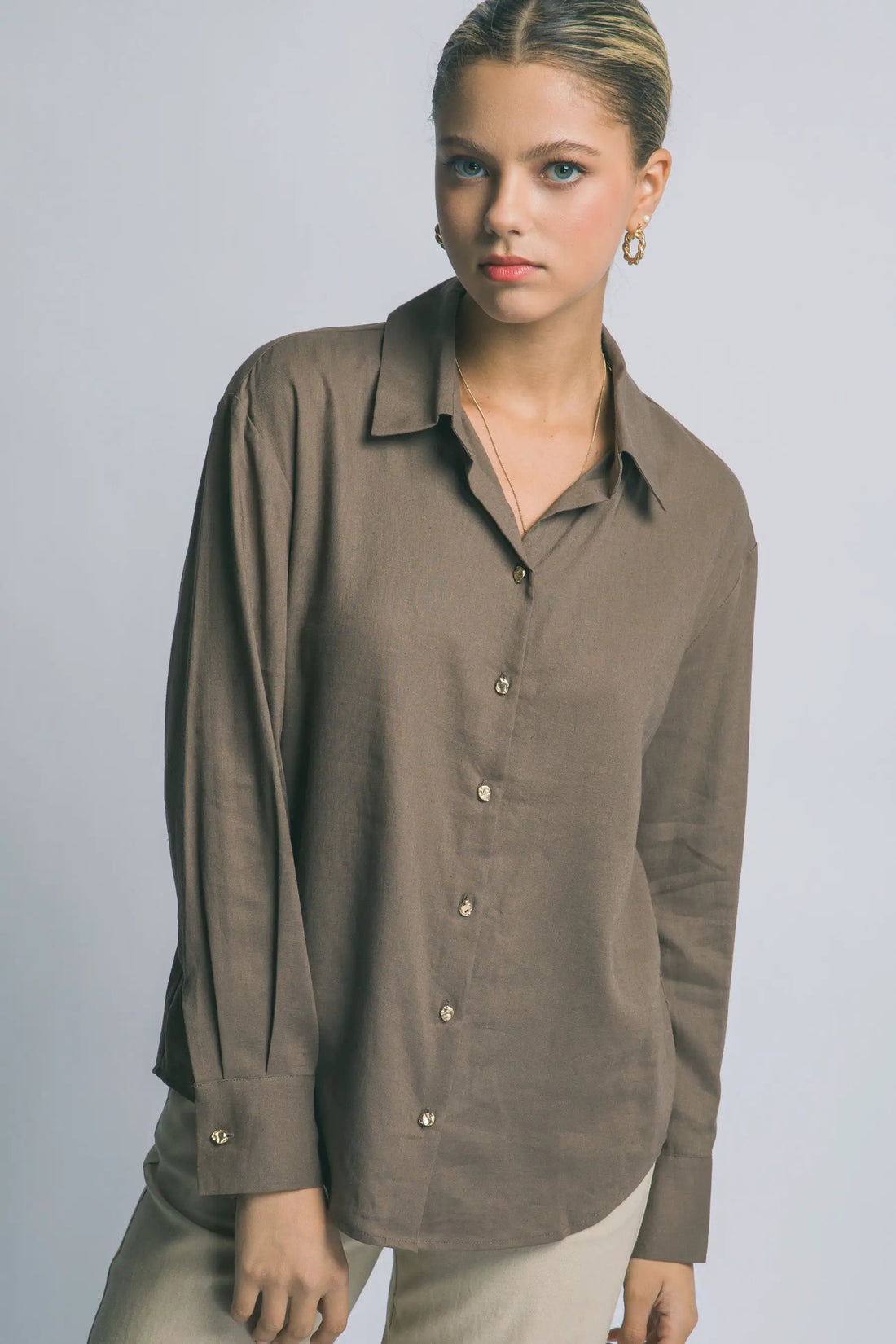 Camisa Blusa Cafe de Manga Larga Cuello Clásico y Botones Dorados, Estilo Oversized by LOVE TREE