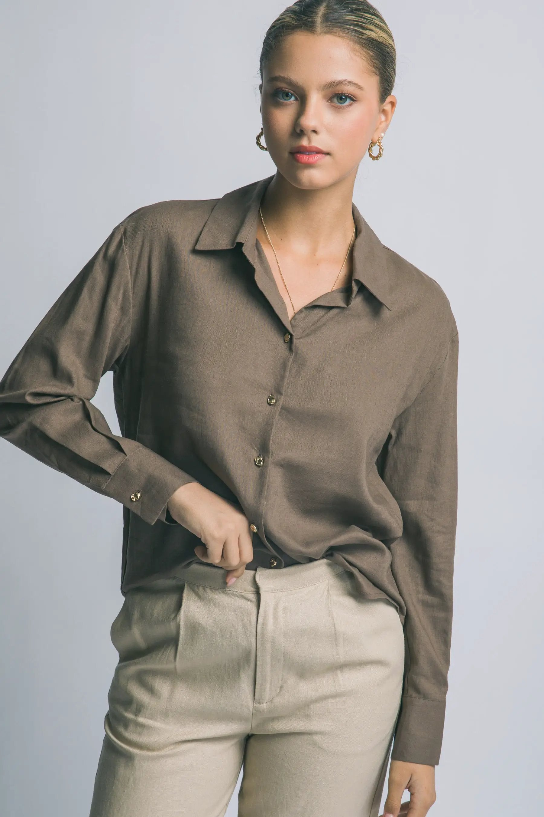 Camisa Blusa Cafe de Manga Larga Cuello Clásico y Botones Dorados, Estilo Oversized by LOVE TREE