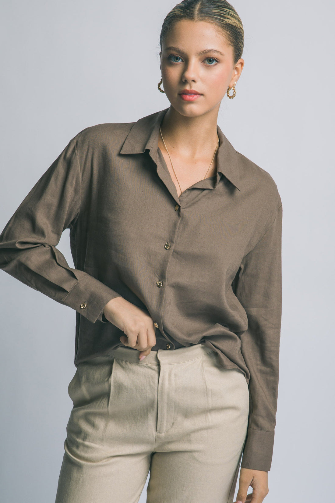 Camisa de Lino Oversized con Botones Dorados – Elegancia Relajada y Atemporal