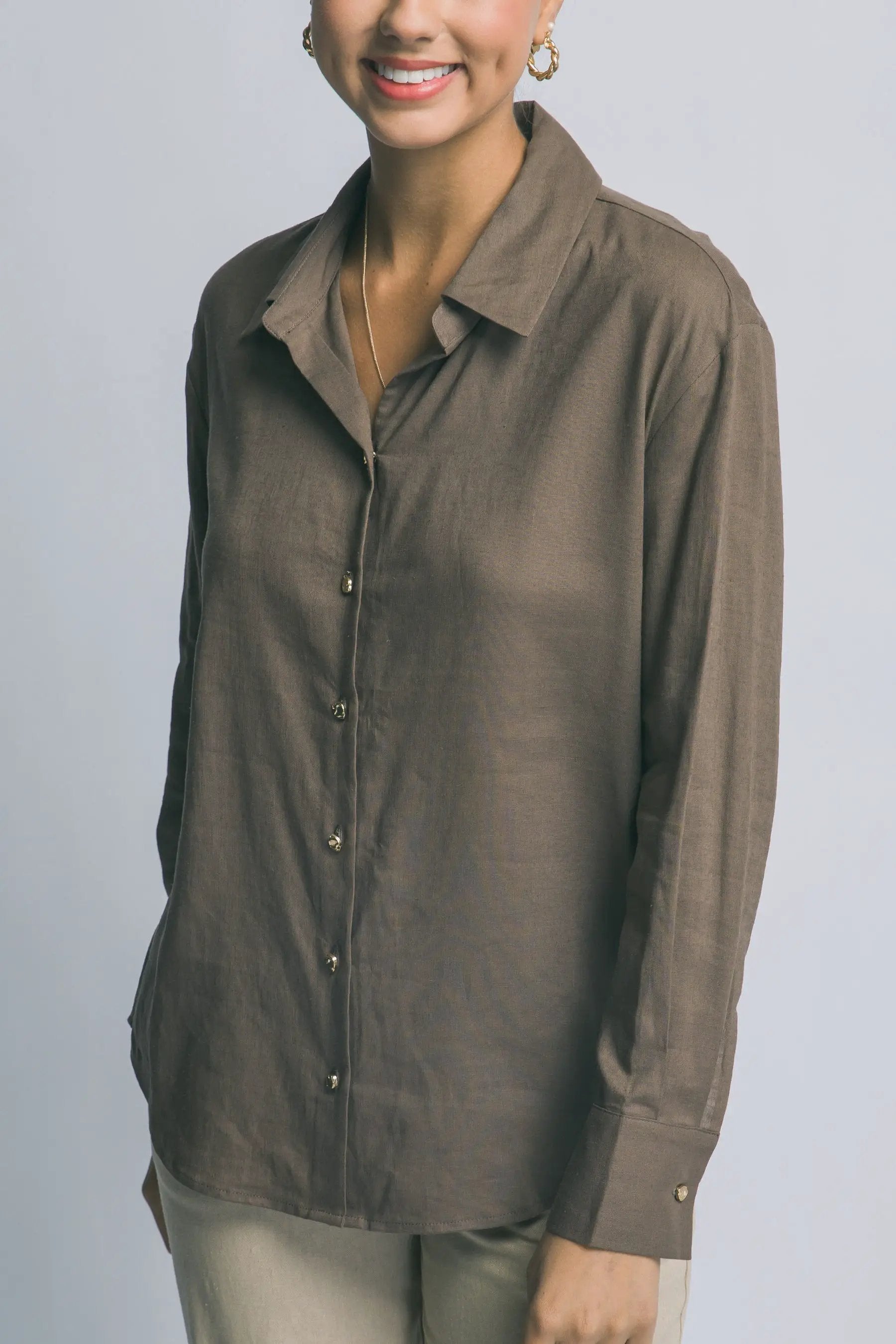 Camisa Blusa Cafe de Manga Larga Cuello Clásico y Botones Dorados, Estilo Oversized by LOVE TREE