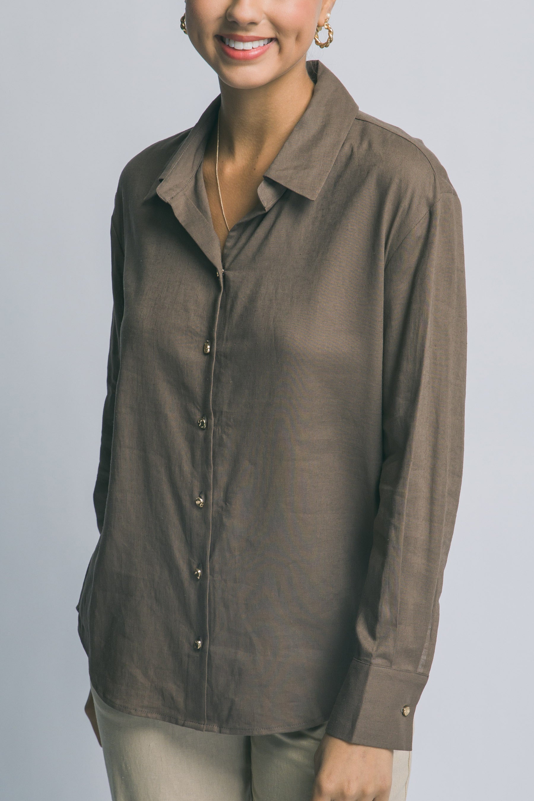 Camisa de Lino Oversized con Botones Dorados – Elegancia Relajada y Atemporal