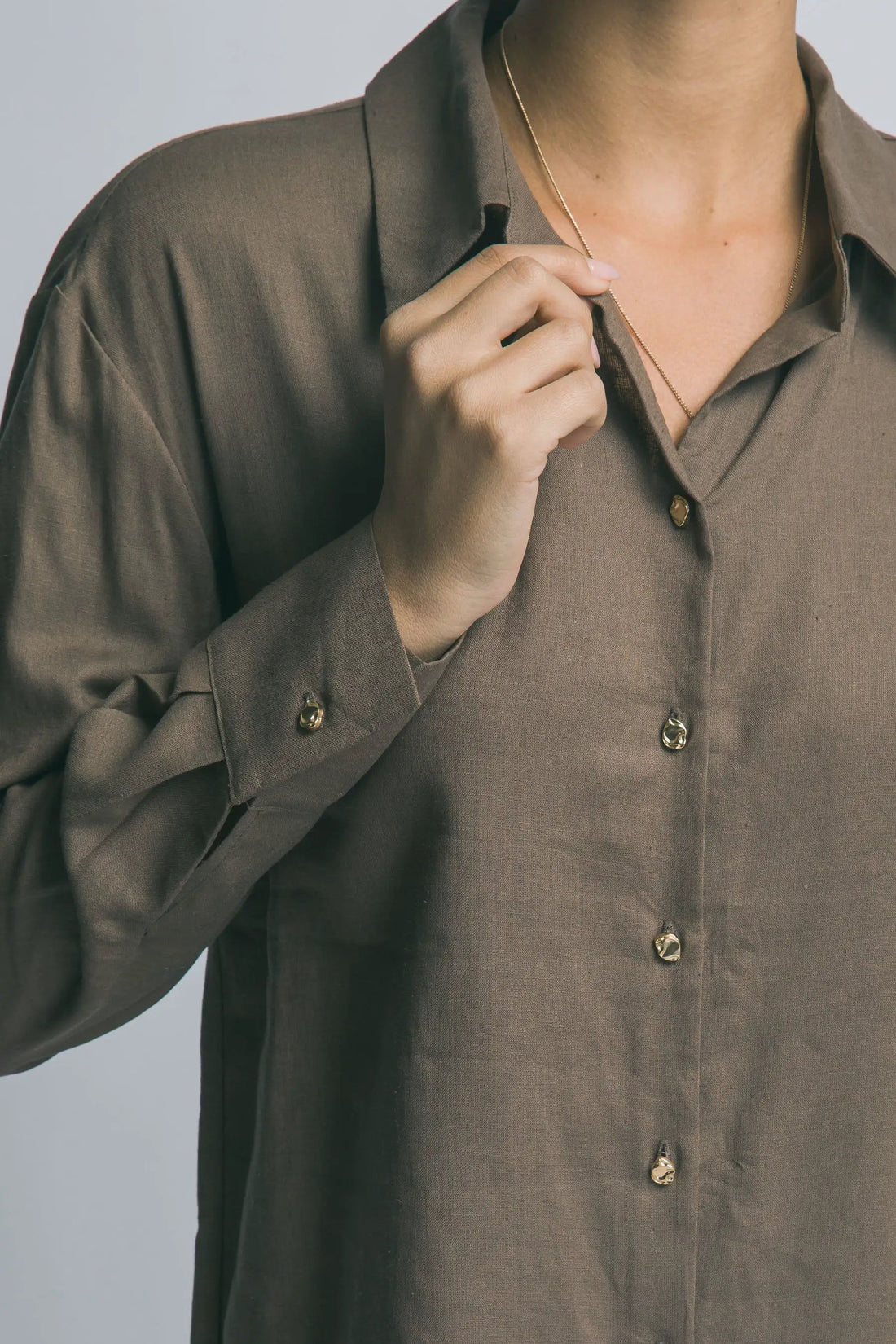 Camisa Blusa Cafe de Manga Larga Cuello Clásico y Botones Dorados, Estilo Oversized by LOVE TREE