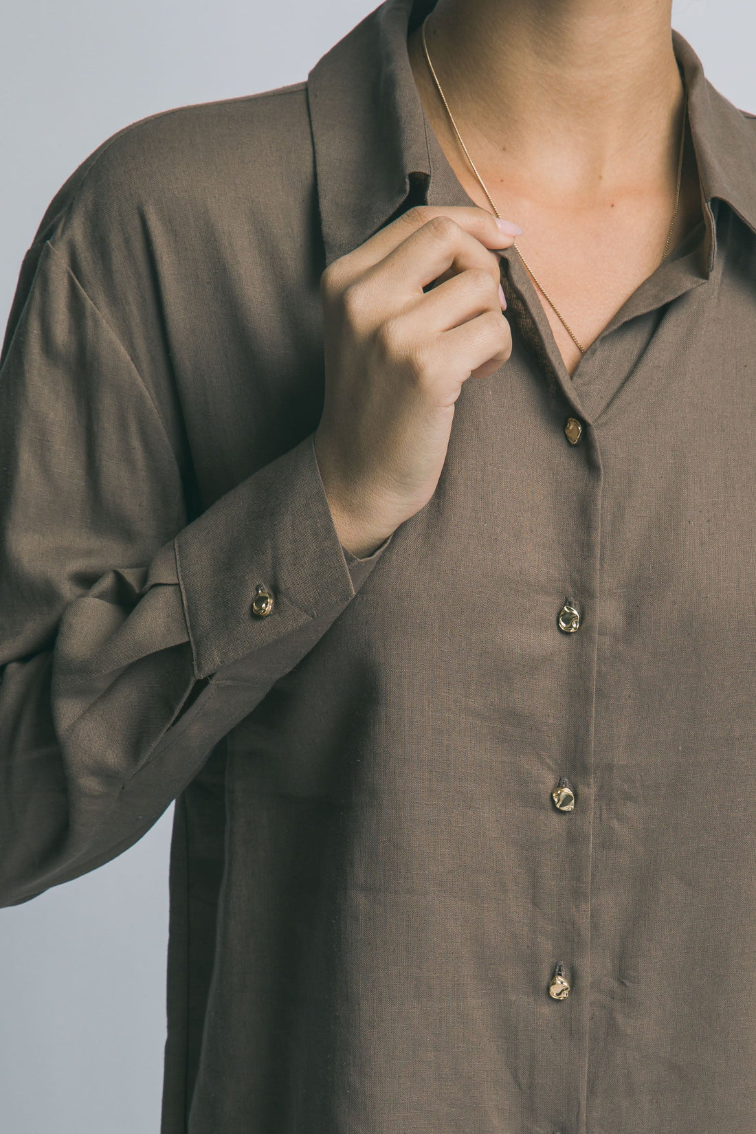 Camisa de Lino Oversized con Botones Dorados – Elegancia Relajada y Atemporal