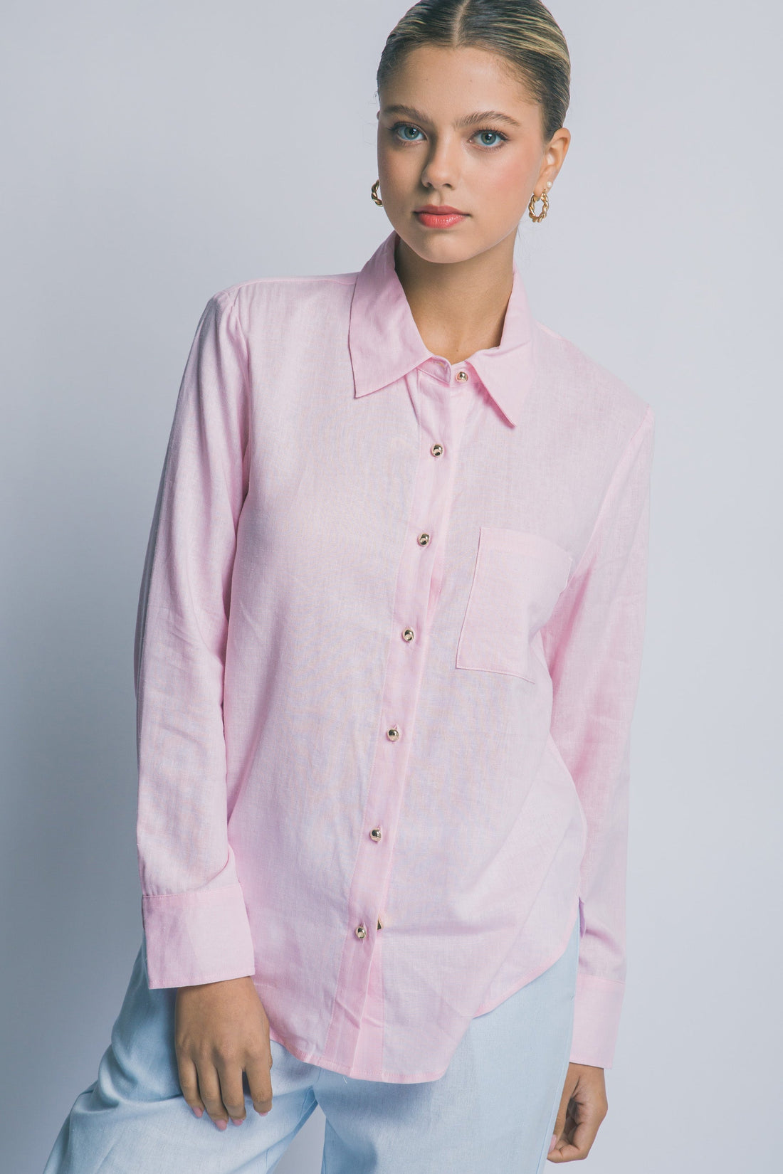Blusa Rosa de Lino y Viscosa: Elegancia Relajada con Botones Dorados