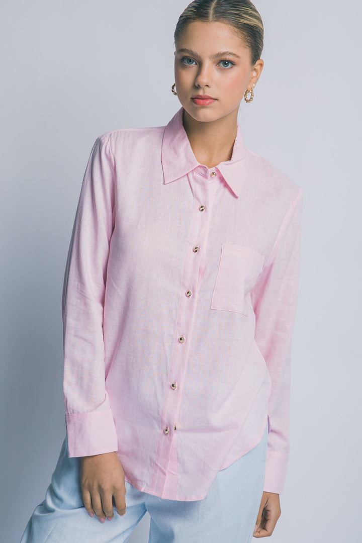 Blusa Rosa de Lino y Viscosa: Elegancia Relajada con Botones Dorados