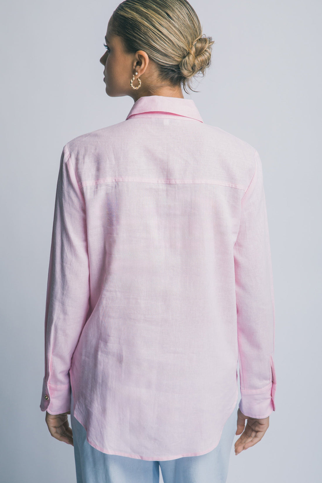 Blusa Rosa de Lino y Viscosa: Elegancia Relajada con Botones Dorados