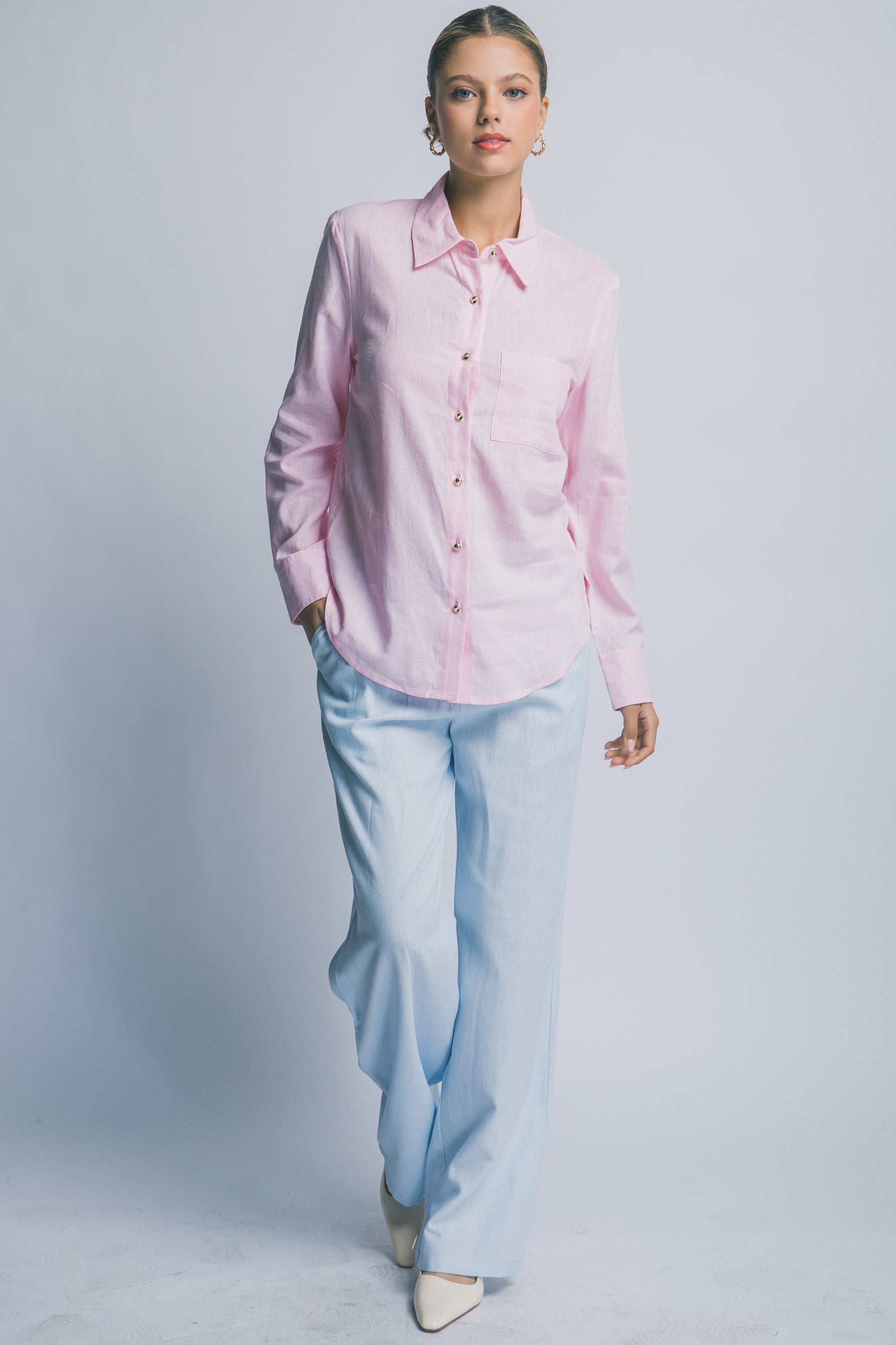 Blusa Rosa de Lino y Viscosa: Elegancia Relajada con Botones Dorados