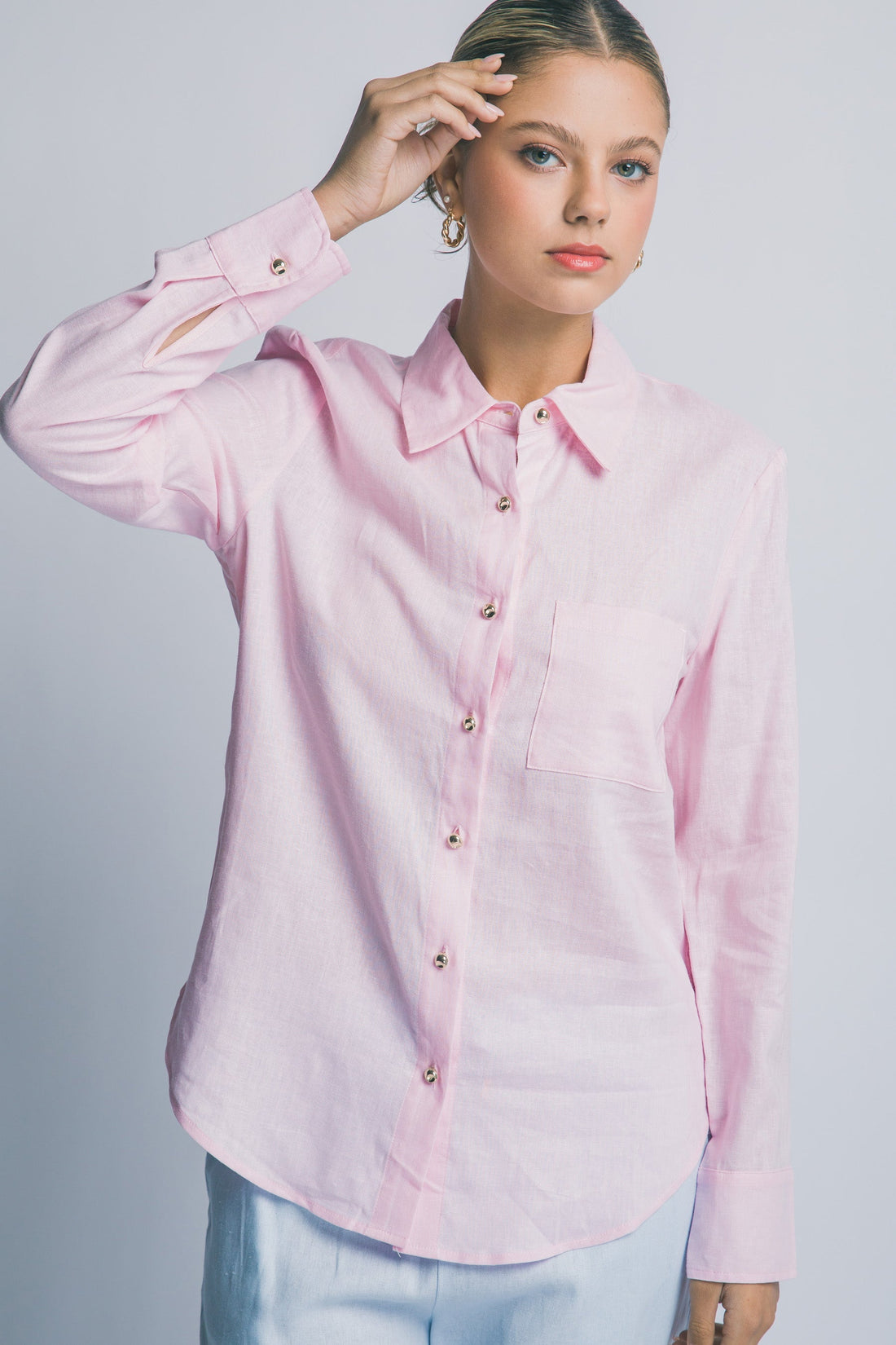 Blusa Rosa de Lino y Viscosa: Elegancia Relajada con Botones Dorados