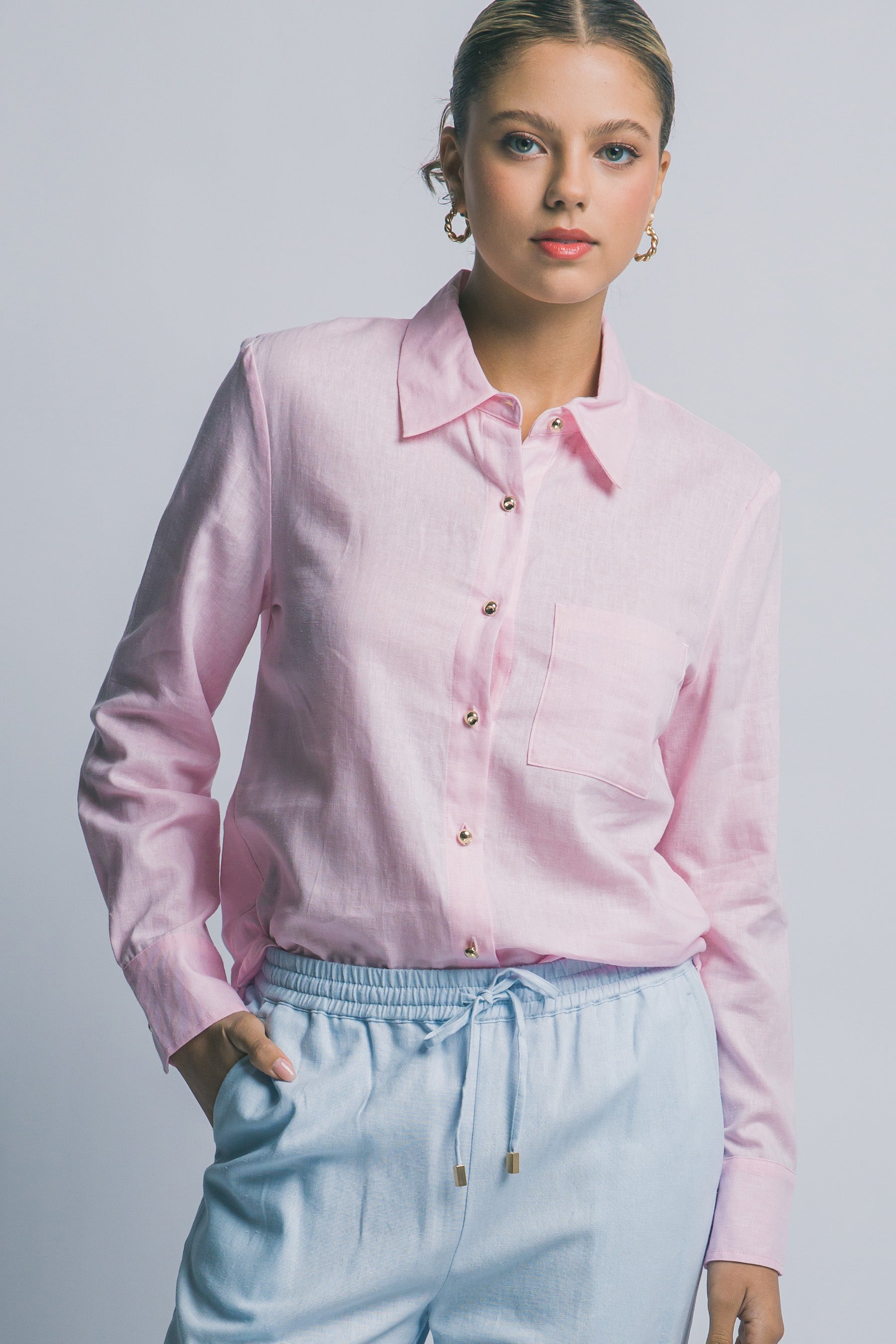 Blusa Rosa de Lino y Viscosa: Elegancia Relajada con Botones Dorados