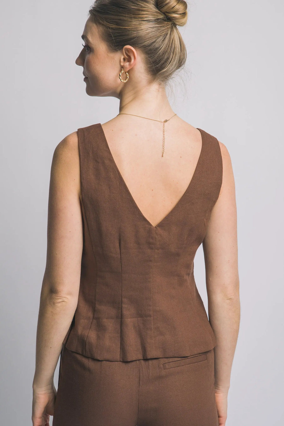 Chaleco de Lino con Escote en V - Elegancia Estival Artesanal