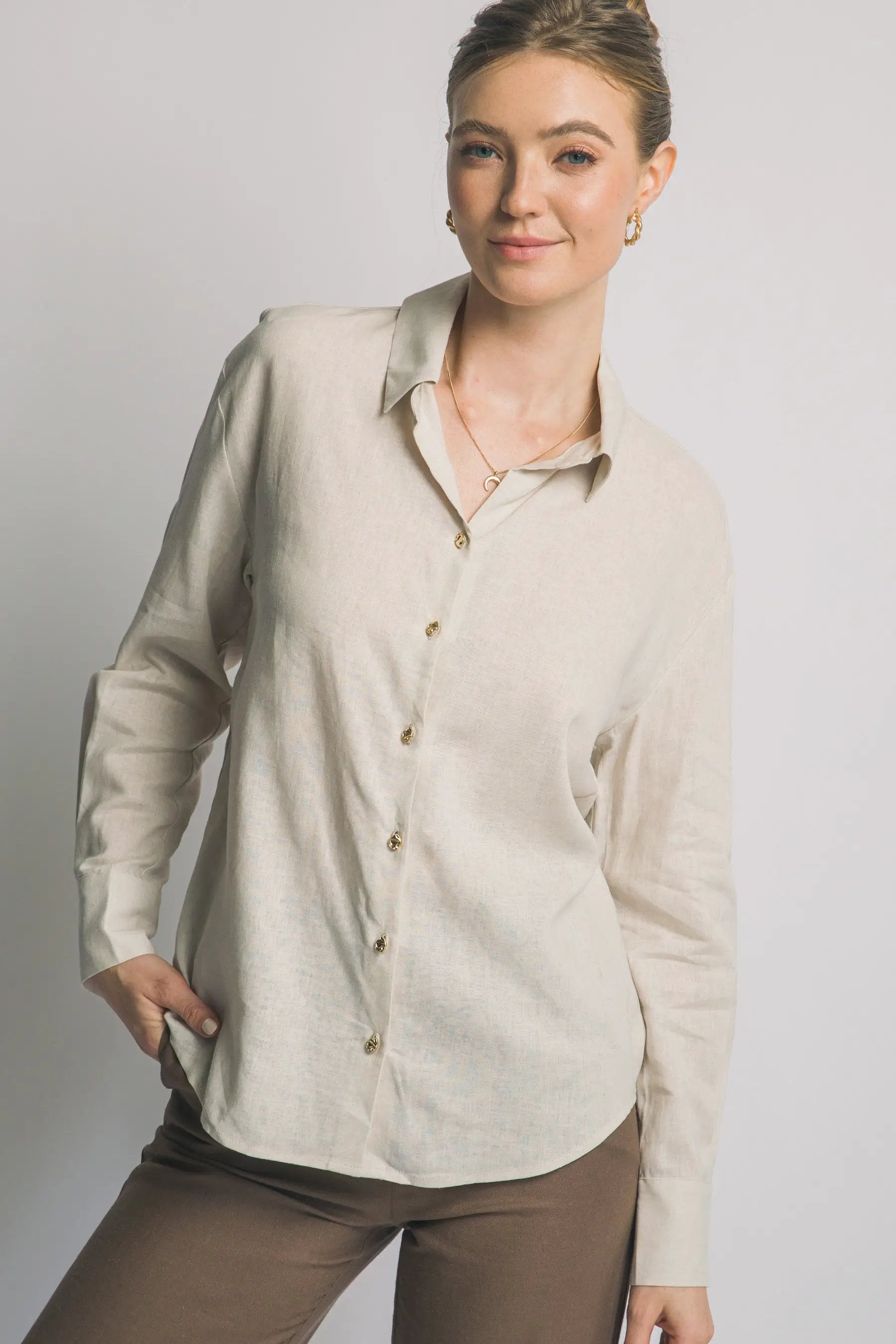 Camisa Blusa Cafe de Manga Larga Cuello Clásico y Botones Dorados, Estilo Oversized by LOVE TREE