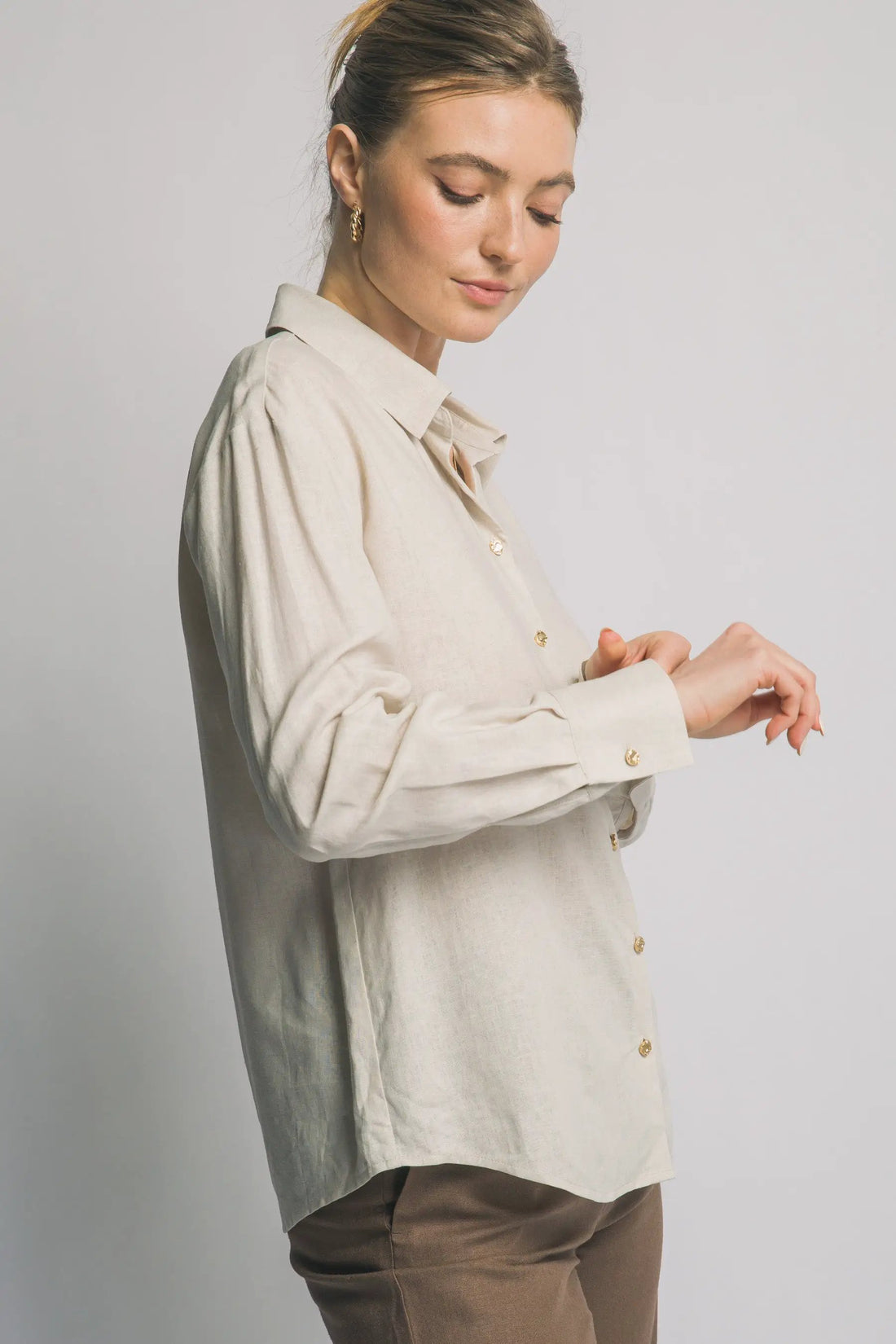 Camisa Blusa Cafe de Manga Larga Cuello Clásico y Botones Dorados, Estilo Oversized by LOVE TREE