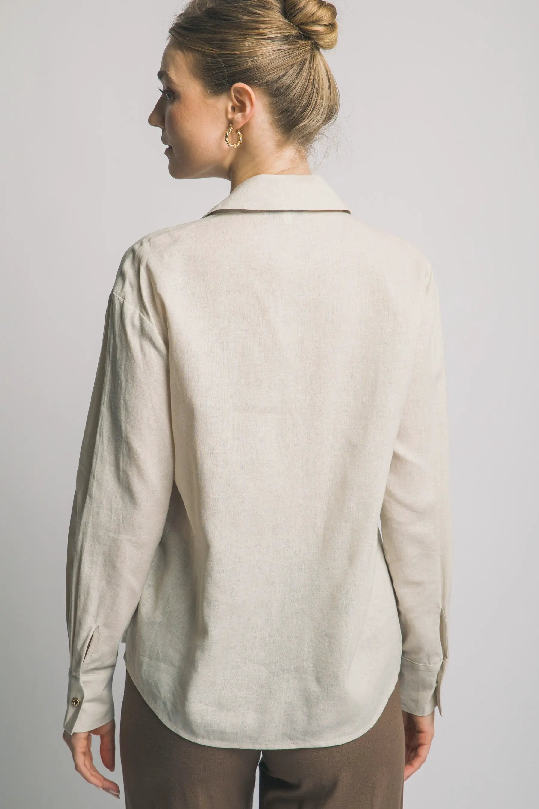 Camisa Blusa Cafe de Manga Larga Cuello Clásico y Botones Dorados, Estilo Oversized by LOVE TREE