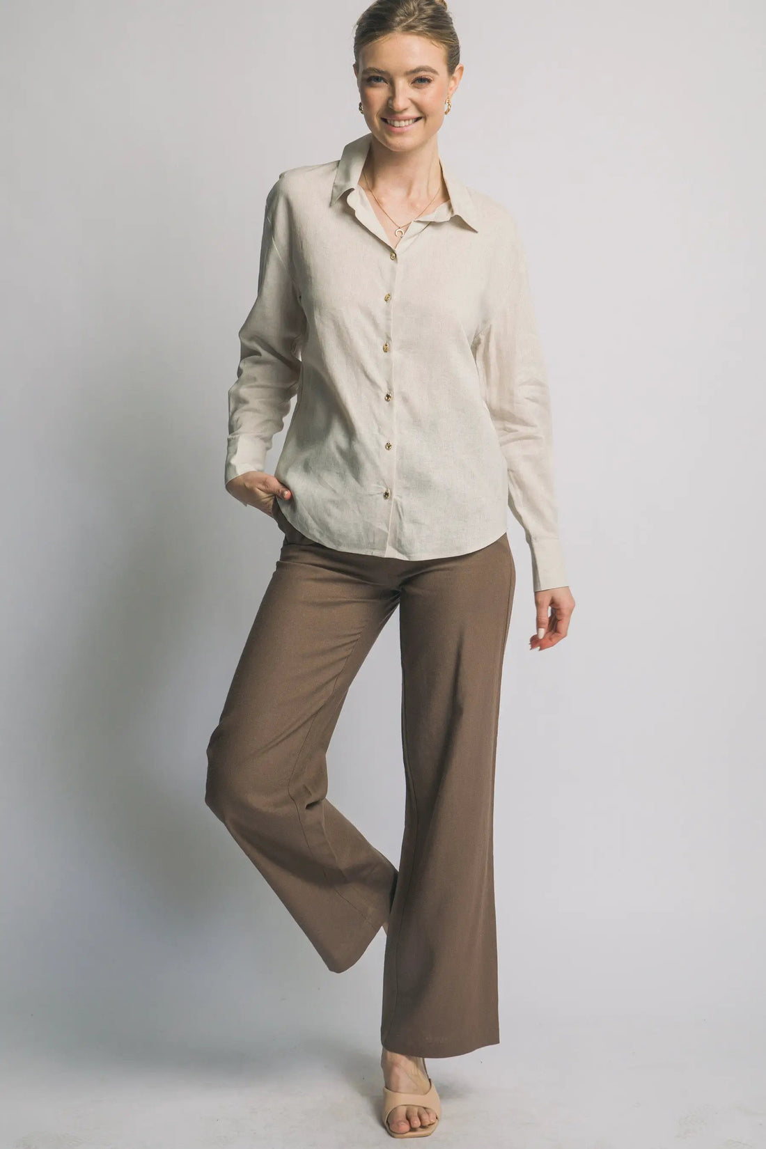 Camisa Blusa Cafe de Manga Larga Cuello Clásico y Botones Dorados, Estilo Oversized by LOVE TREE