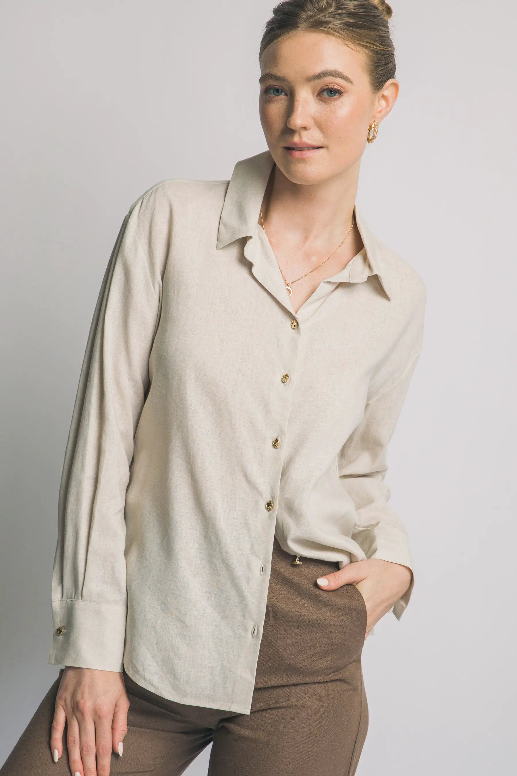 Camisa Blusa Cafe de Manga Larga Cuello Clásico y Botones Dorados, Estilo Oversized by LOVE TREE