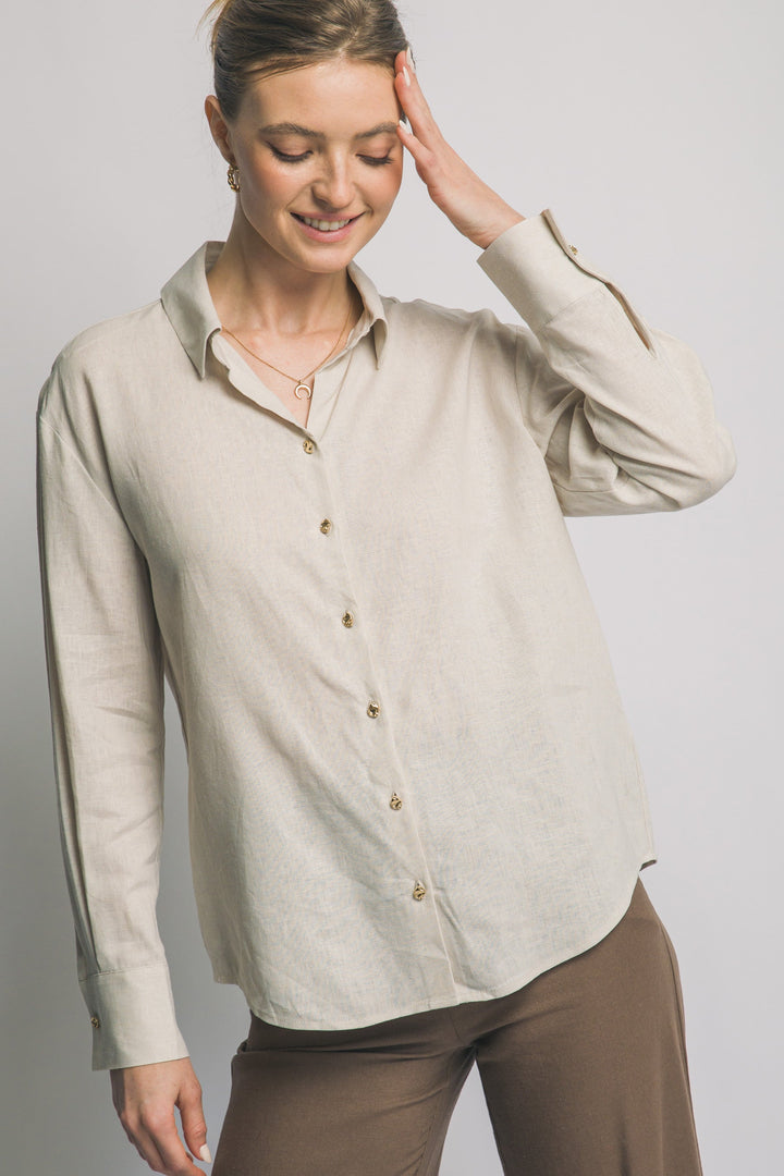 Camisa de Lino Oversized con Botones Dorados – Elegancia Relajada y Atemporal