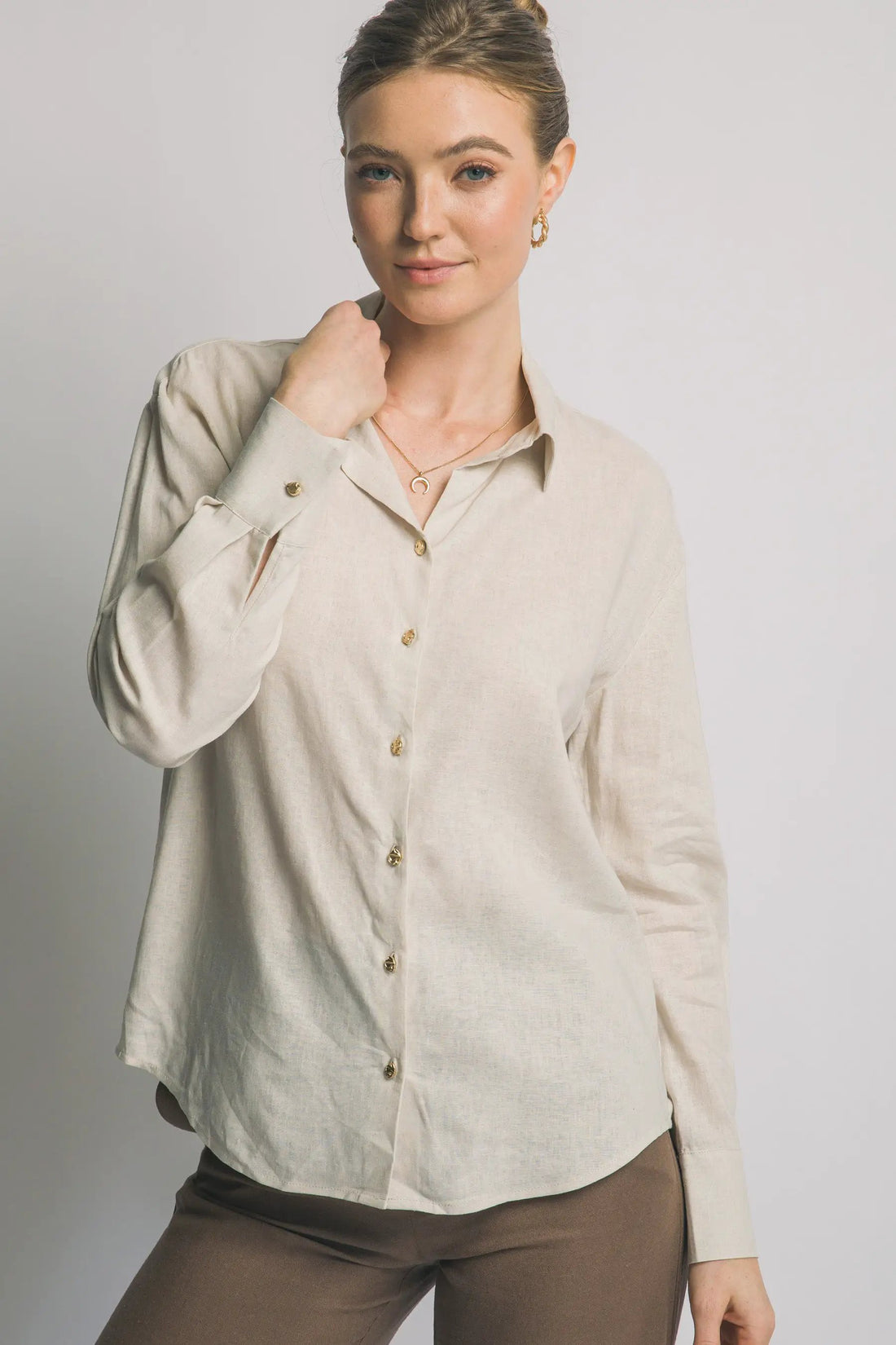 Camisa Blusa Cafe de Manga Larga Cuello Clásico y Botones Dorados, Estilo Oversized by LOVE TREE