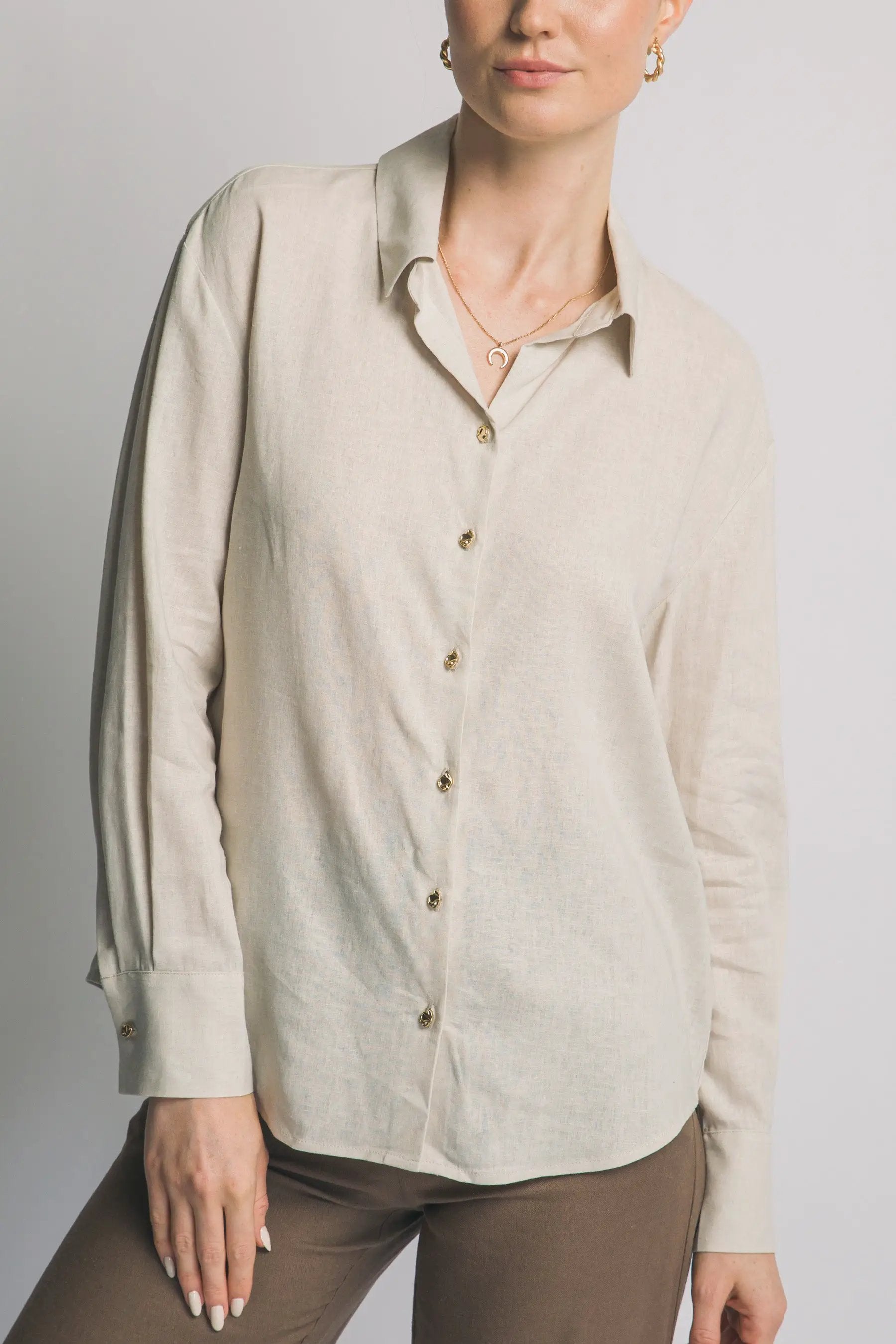 Camisa Blusa Cafe de Manga Larga Cuello Clásico y Botones Dorados, Estilo Oversized by LOVE TREE