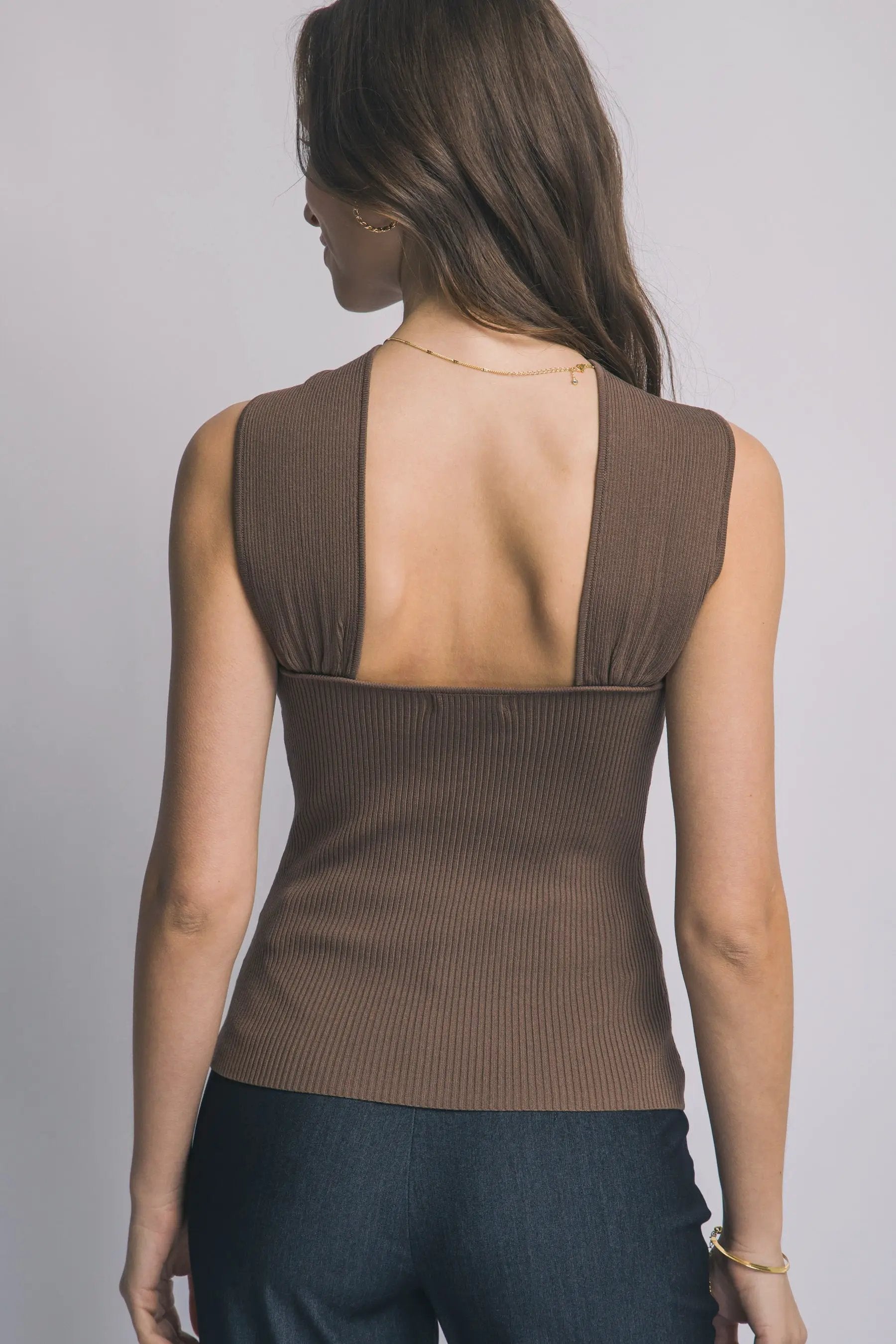 Blusa de Dama con Cuello V y Detalle Dorado Negro by LOVE TREE