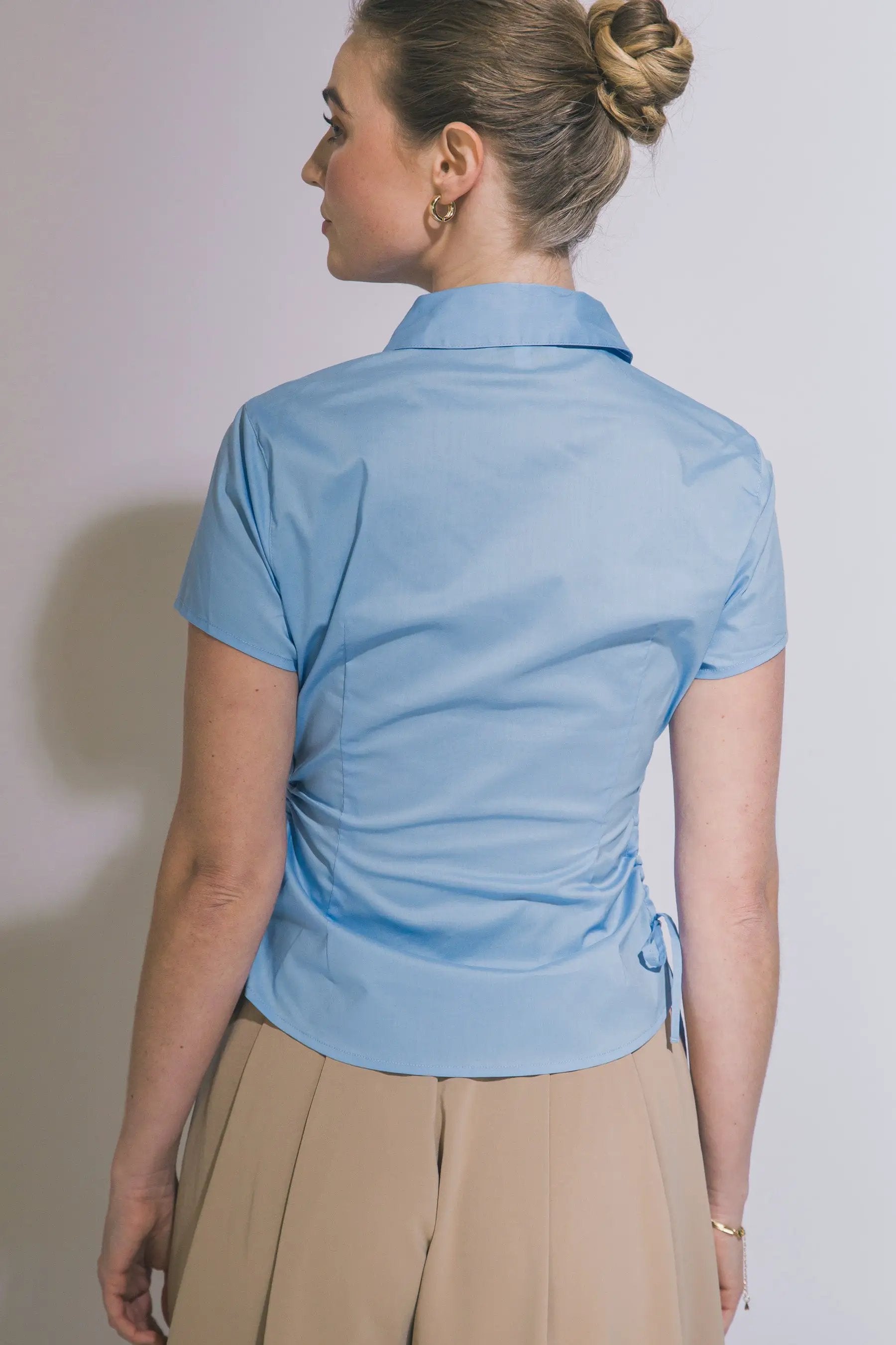 LOVE TREE Blusa Ajustada con Fruncido Lateral y Manga Corta - LOVE TREE - Tops