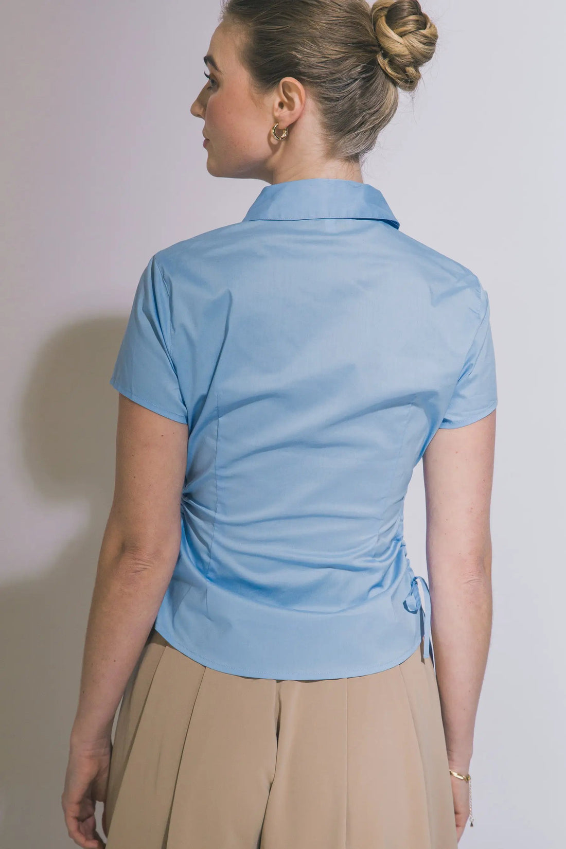 LOVE TREE Blusa Ajustada con Fruncido Lateral y Manga Corta - LOVE TREE - Tops
