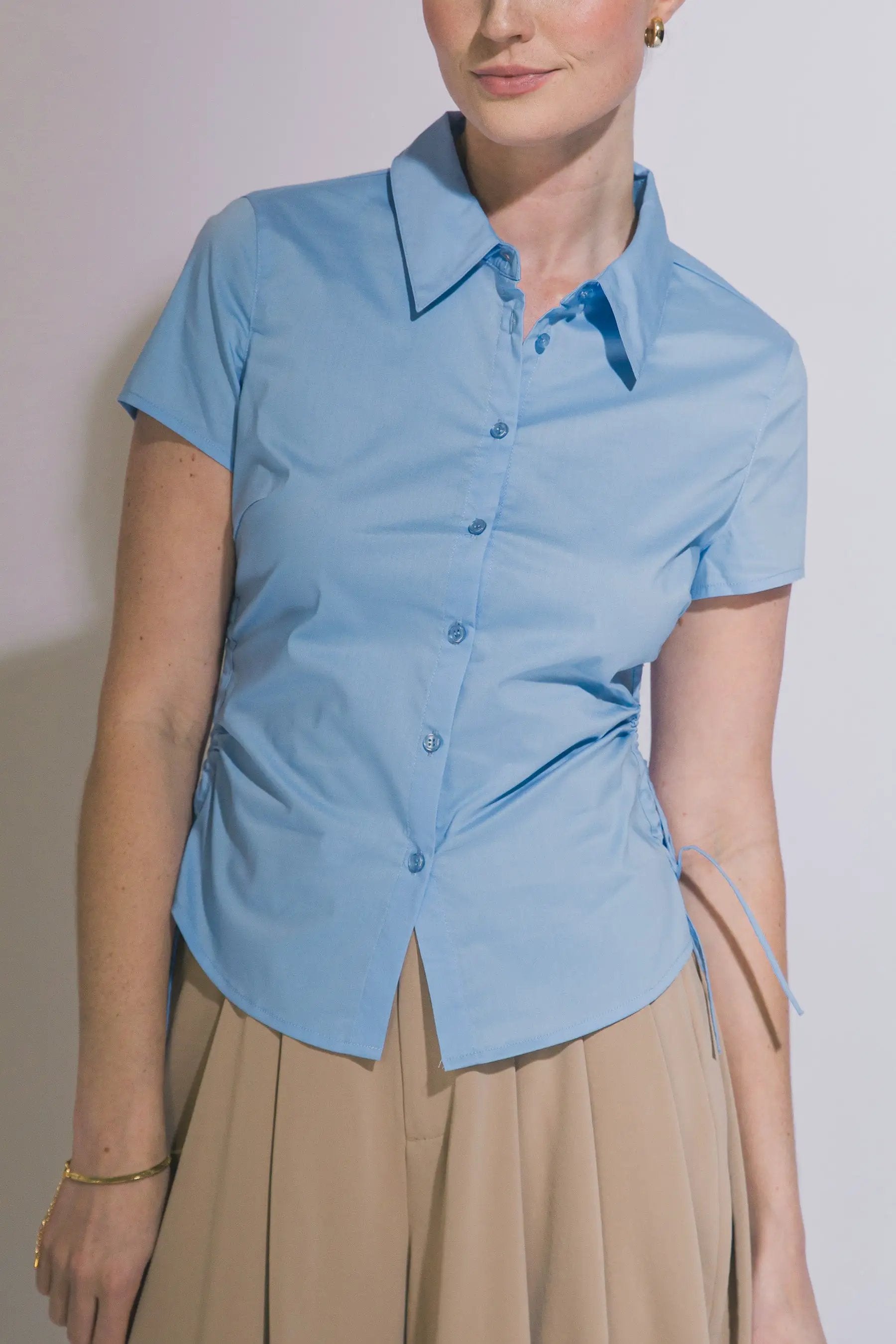 LOVE TREE Blusa Ajustada con Fruncido Lateral y Manga Corta - LOVE TREE - Tops