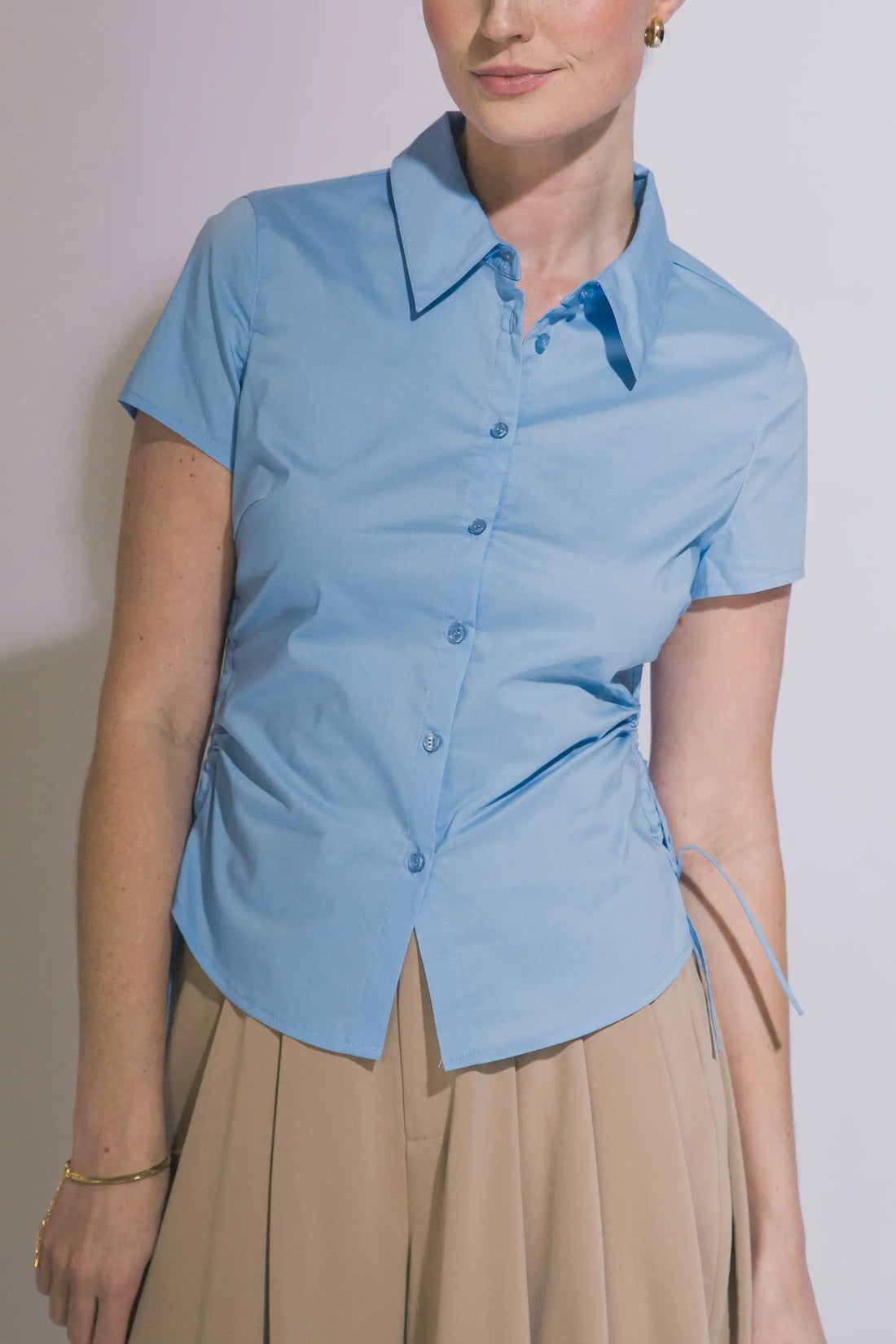 LOVE TREE Blusa Ajustada con Fruncido Lateral y Manga Corta - LOVE TREE - Tops