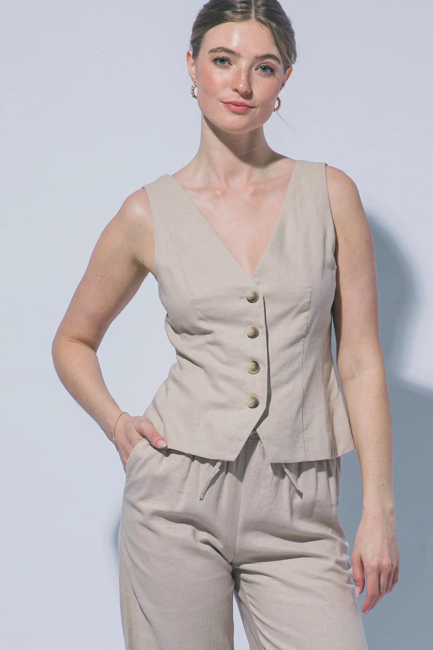 Chaleco de Lino con Escote en V - Elegancia Estival Artesanal