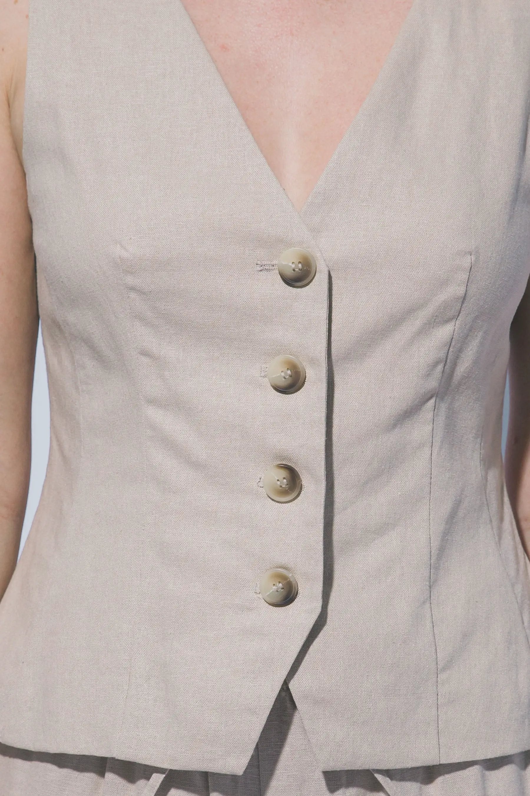 Chaleco de Lino con Escote en V - Elegancia Estival Artesanal