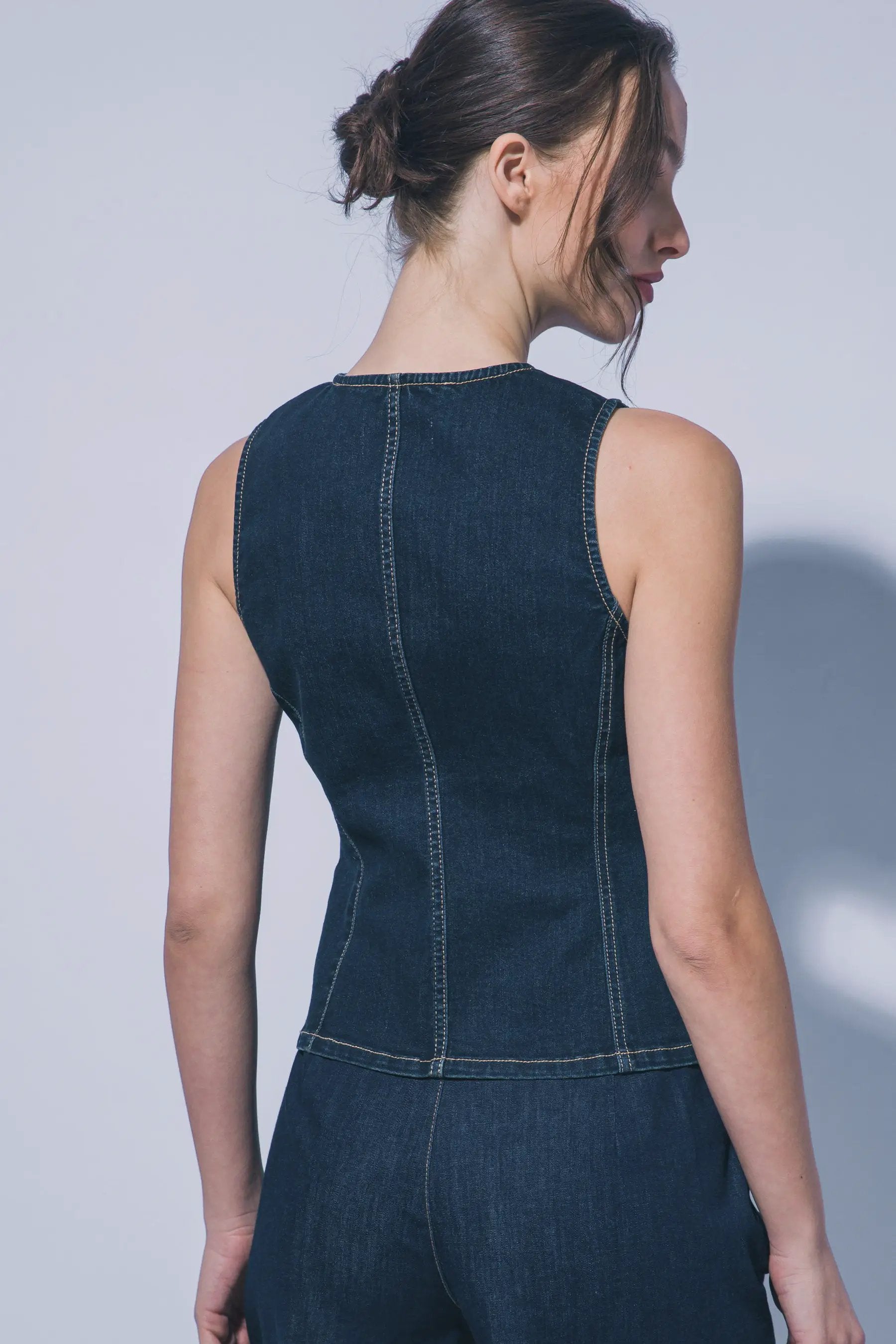 Chaleco de Mezclilla con Cuello Redondo - Estilo y Comodidad by LOVE TREE