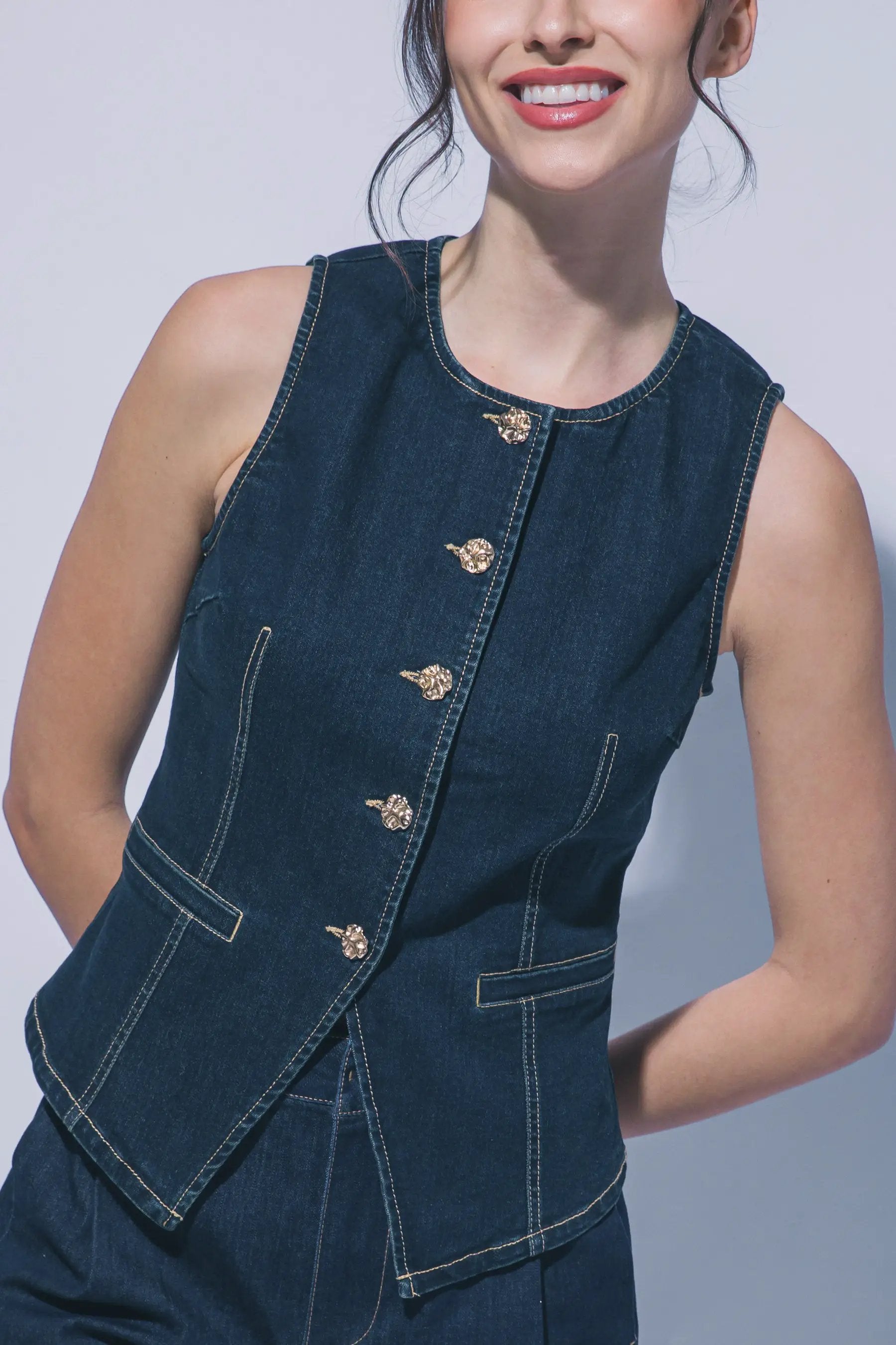Chaleco de Mezclilla con Cuello Redondo - Estilo y Comodidad by LOVE TREE