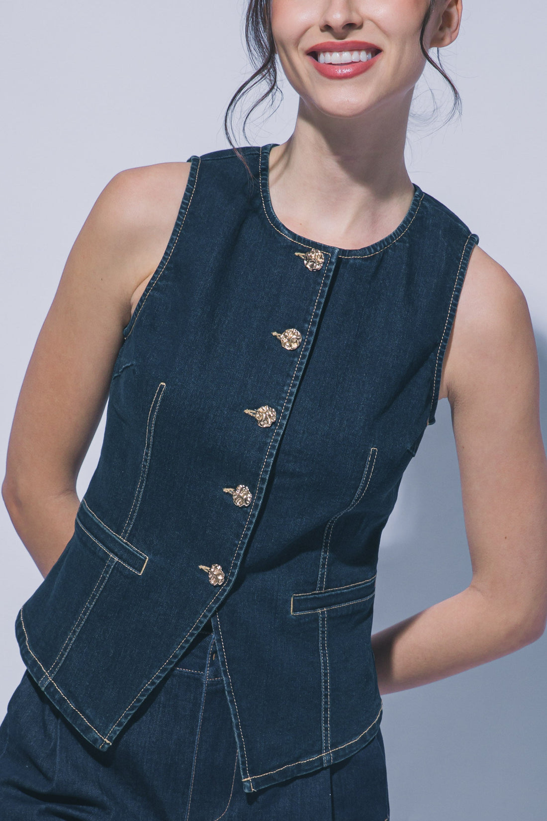 Chaleco de Mezclilla Indigo para Mujer – Estilo Casual Chic con Botones y Bolsillos