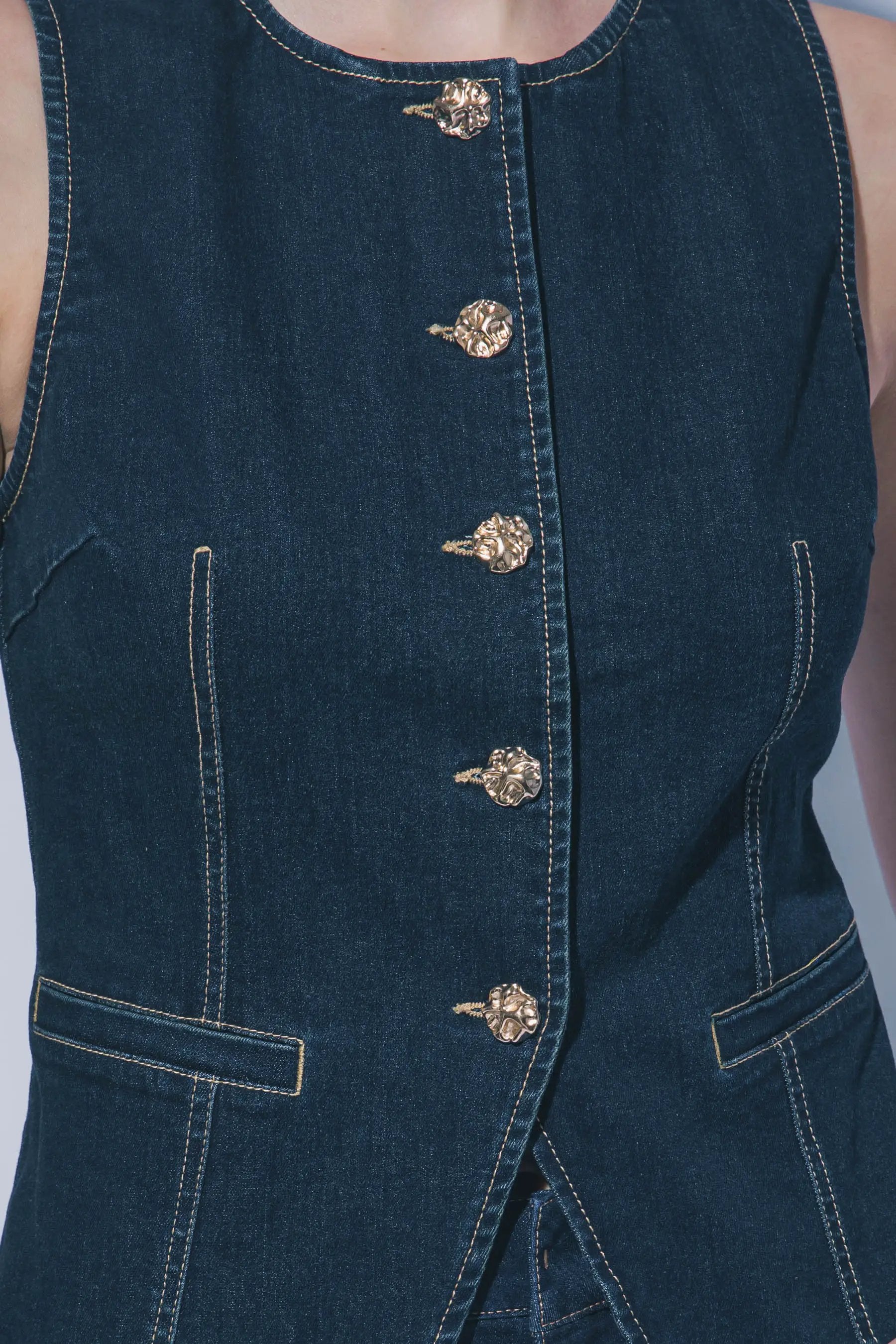 Chaleco de Mezclilla con Cuello Redondo - Estilo y Comodidad by LOVE TREE