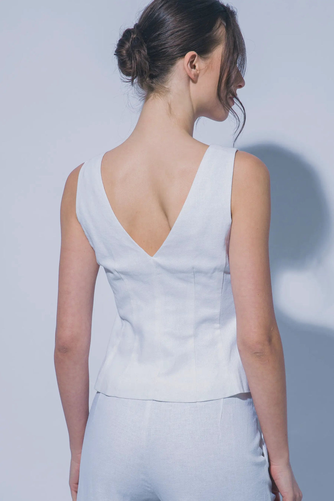 Chaleco de Lino con Escote en V - Elegancia Estival Artesanal