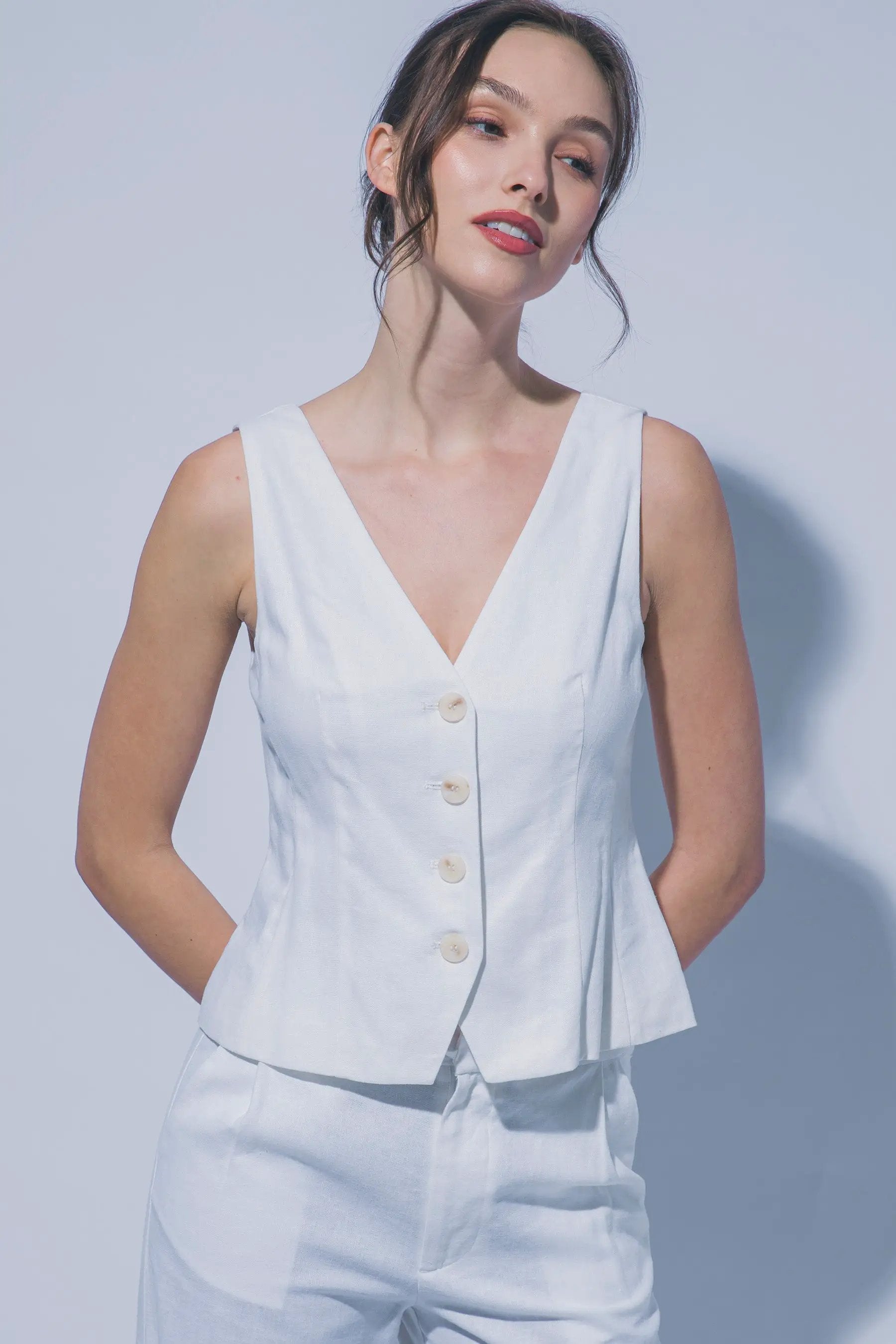Chaleco de Lino con Escote en V - Elegancia Estival Artesanal