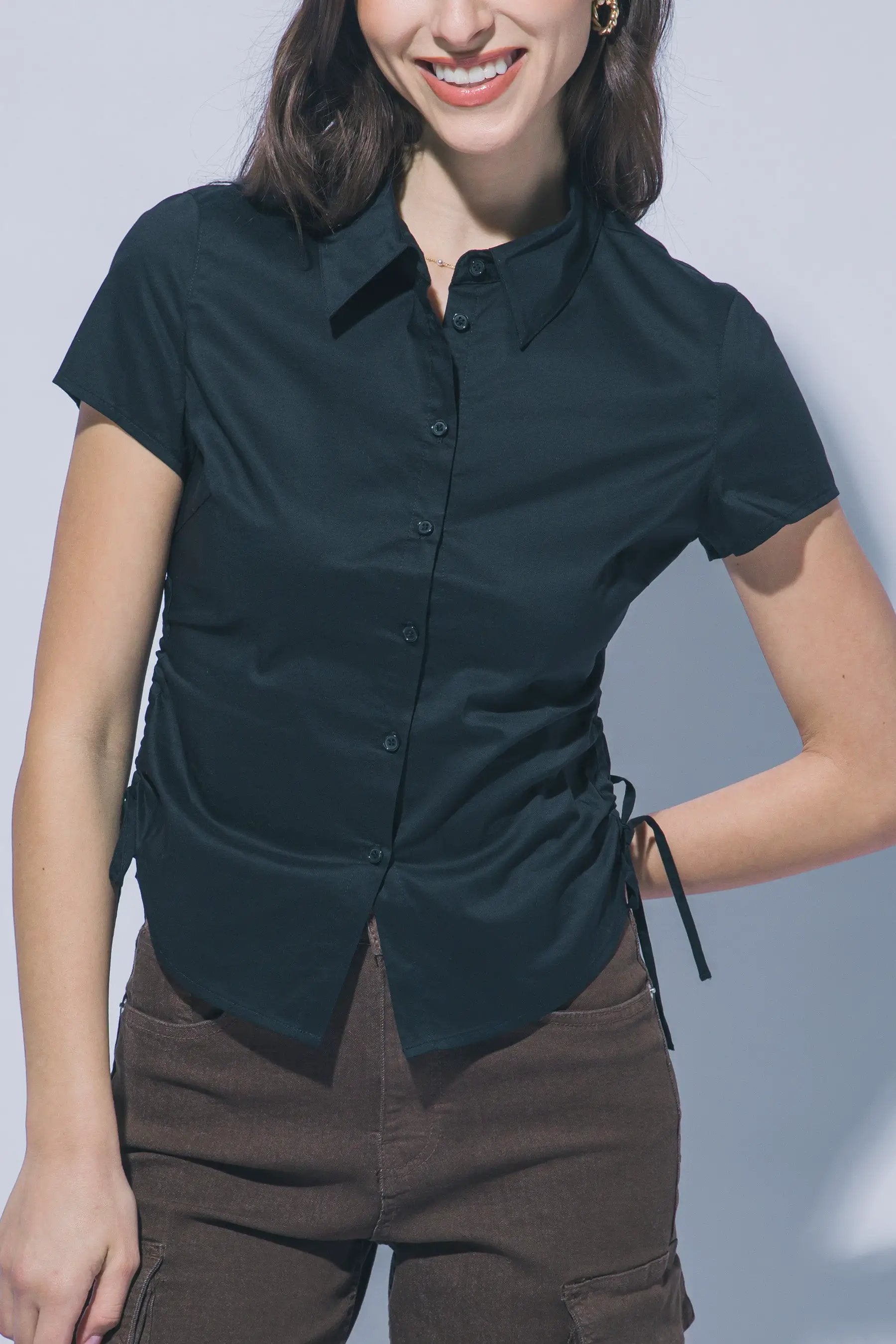 LOVE TREE Blusa Ajustada con Fruncido Lateral y Manga Corta - LOVE TREE - Tops