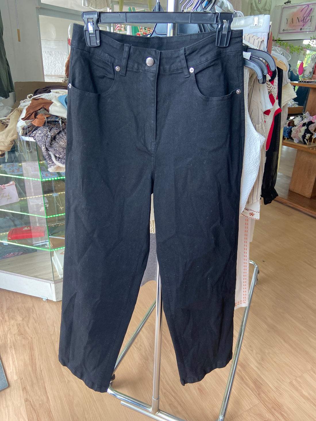 Pantalón negro de mezclilla