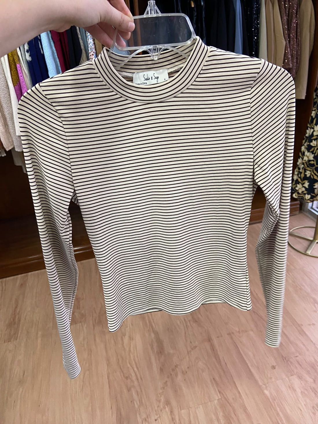 Blusa de Punto Beige a Rayas con Cuello Alto - Estilo Boutique